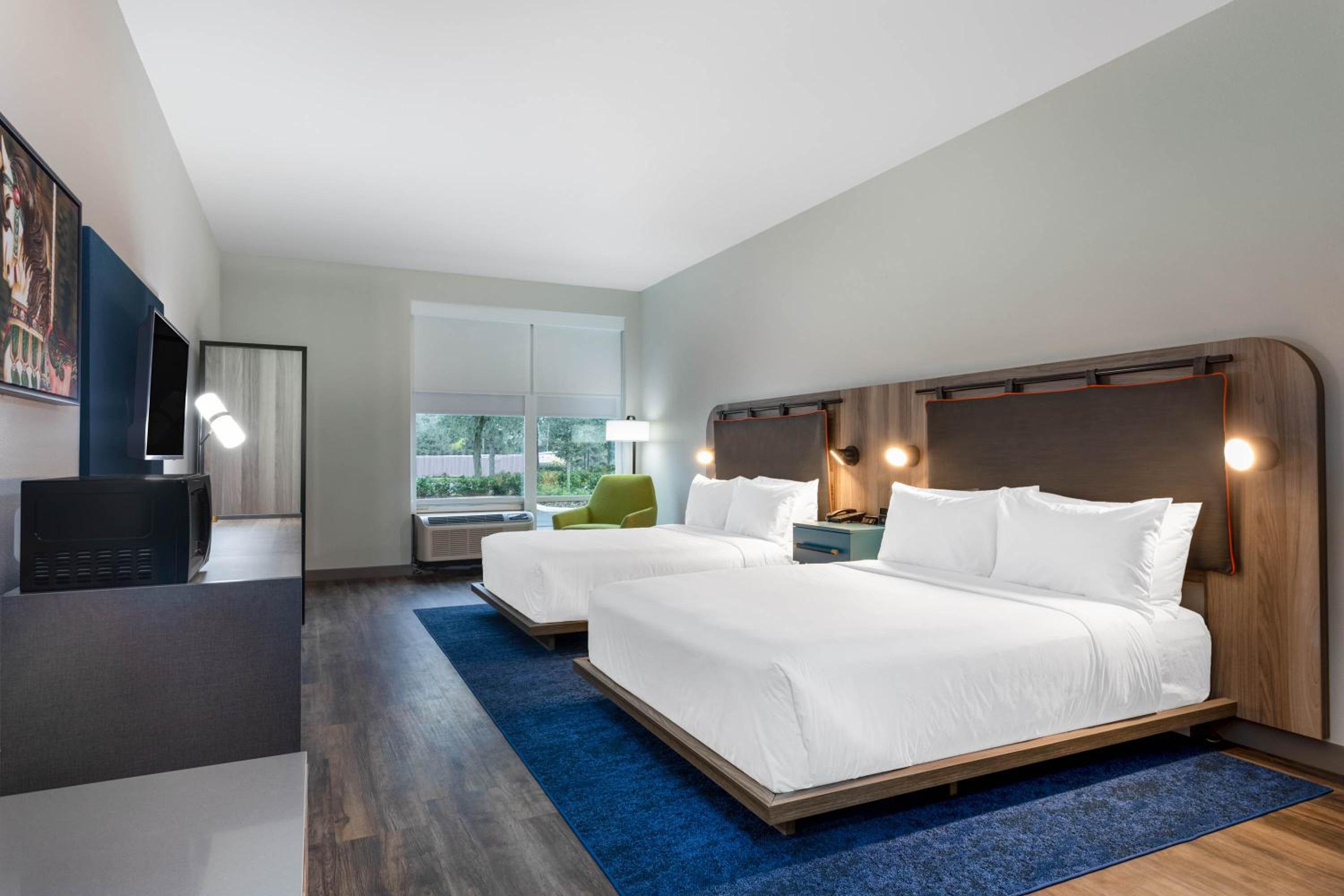 Queen Room with Two Queen Beds - Hearing Impaired Access/Non-Smoking thumbnail 5
