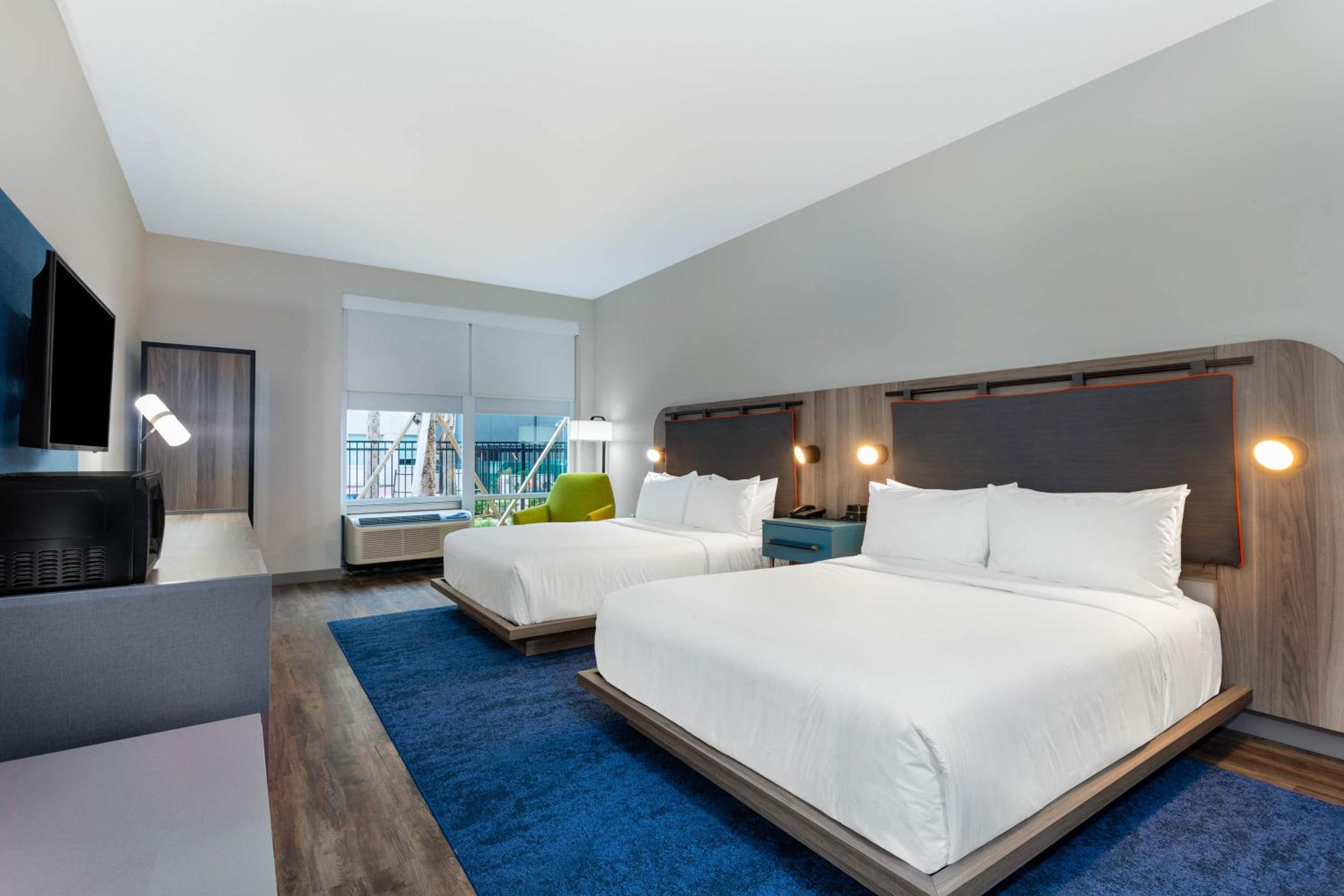 Queen Room with Two Queen Beds - Non-Smoking thumbnail 6