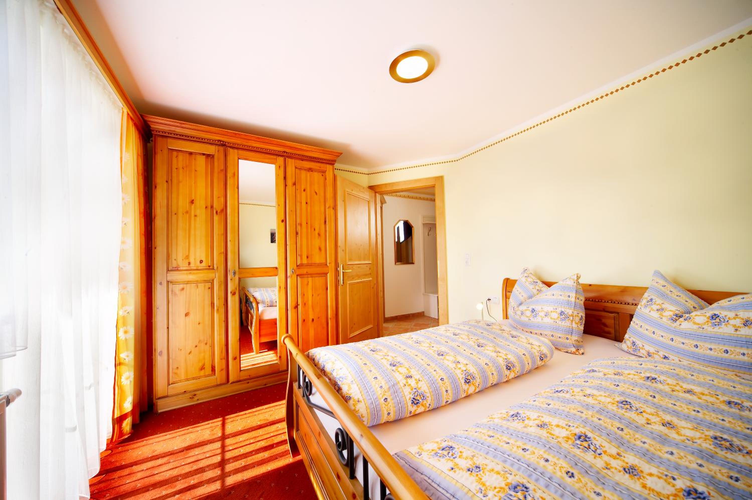 One-Bedroom Apartment with Balcony and Mountain View photo 2
