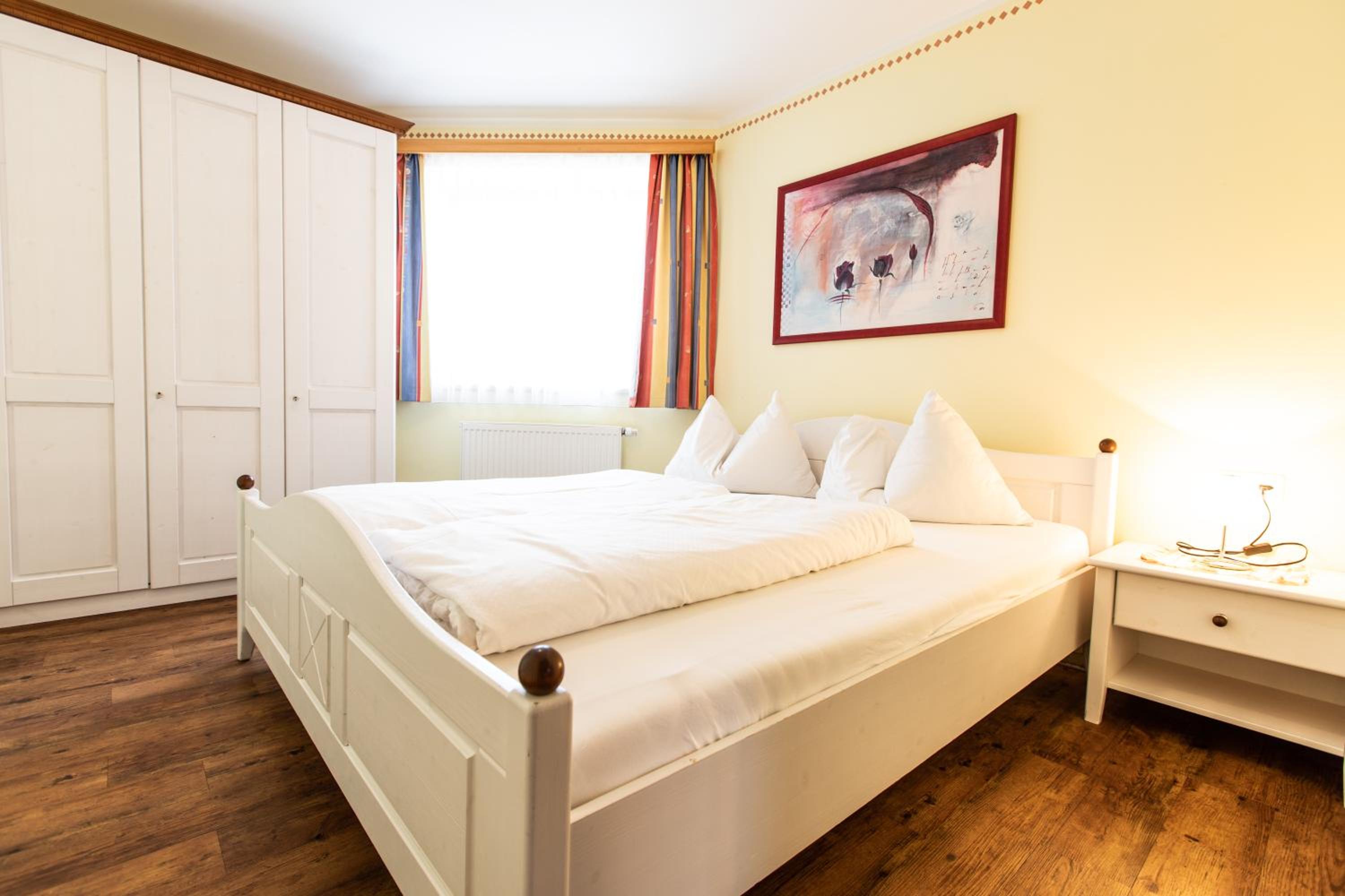 Two Bedroom Apartment with Balcony and Mountain View photo 1