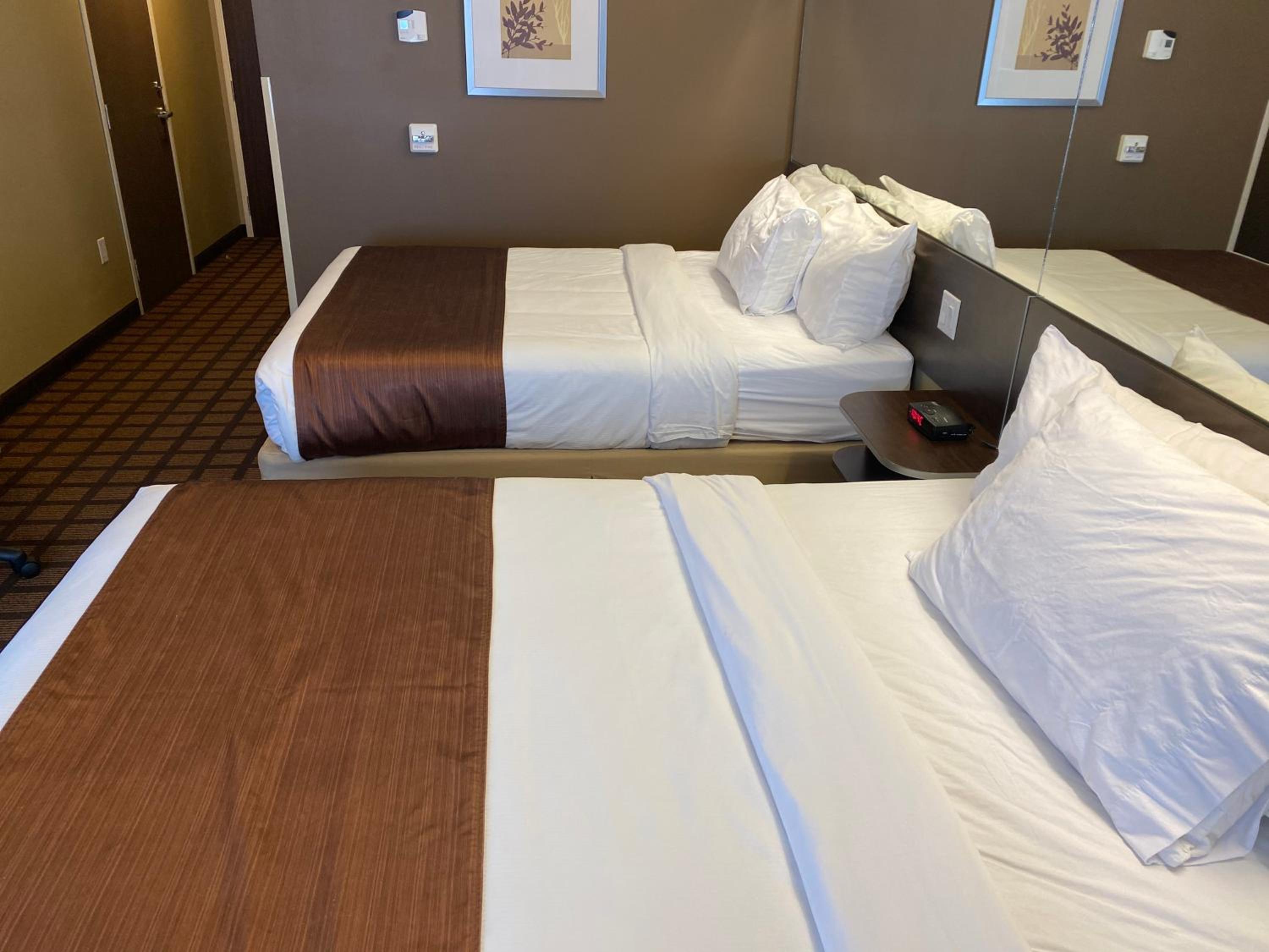 Queen Room with Two Queen Beds - Disability Access/Non-Smoking photo 3