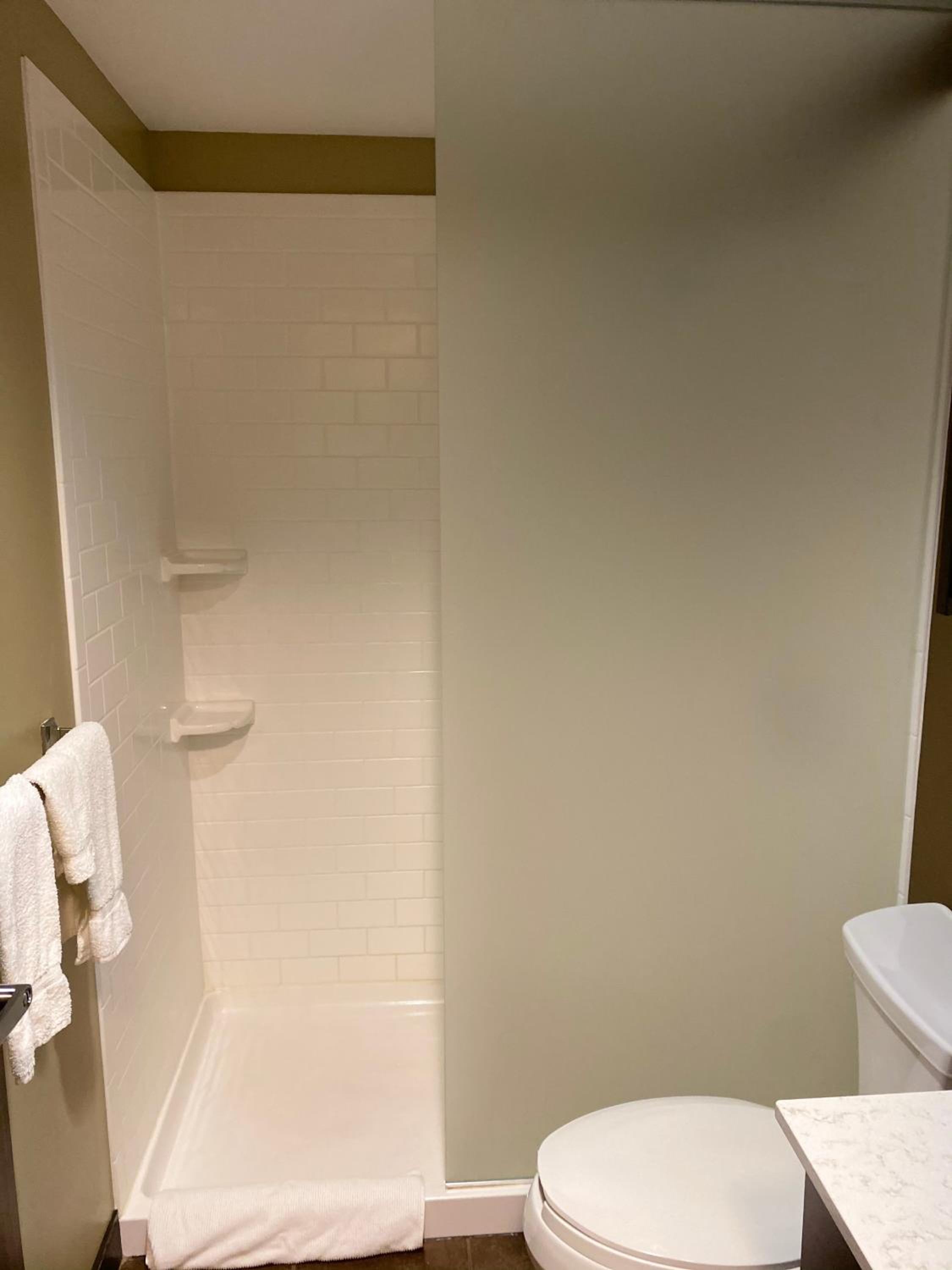 Queen Room - Non-Smoking photo 2