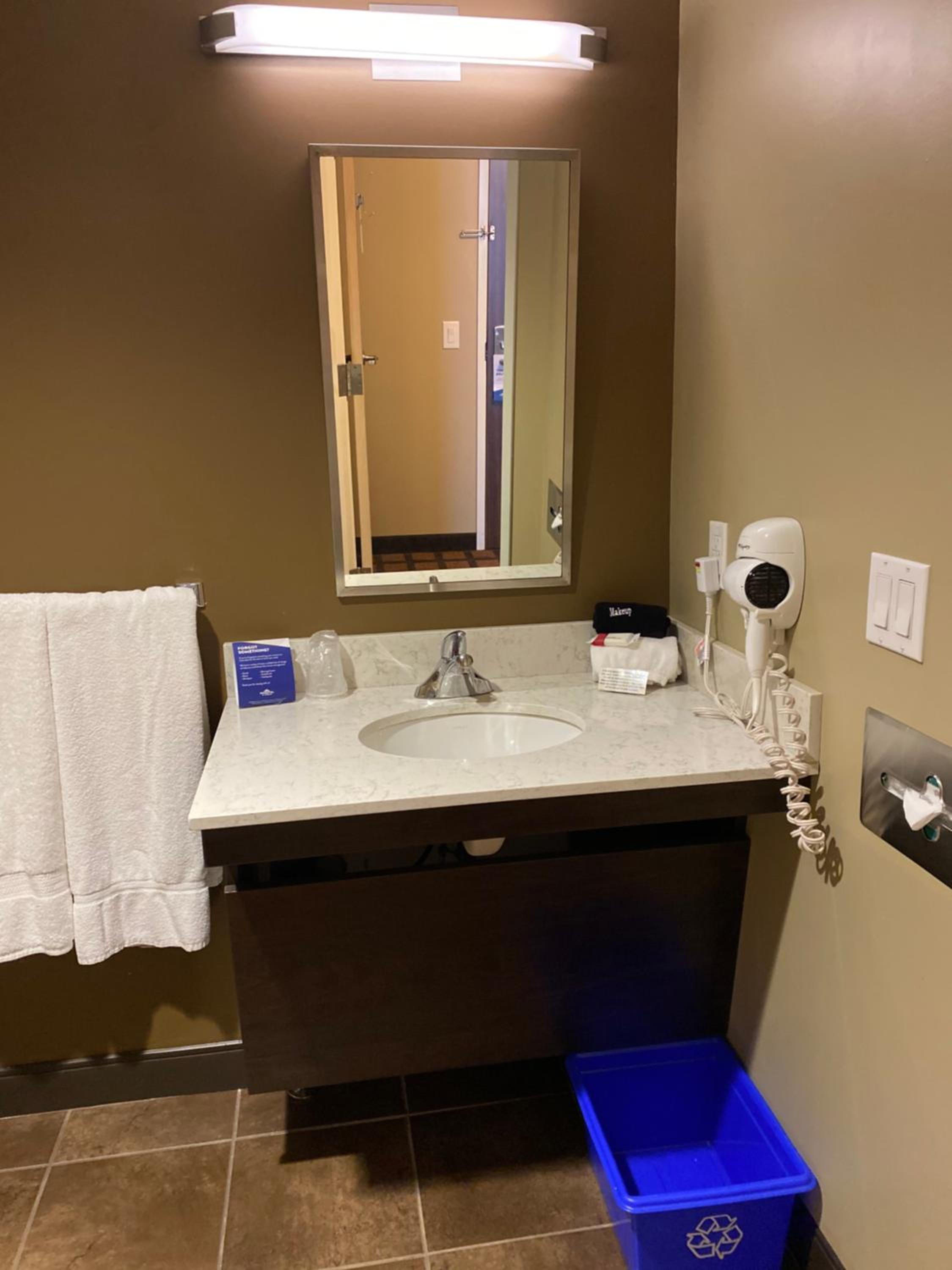 One-Bedroom Suite - Disability Access/Non-Smoking photo 3