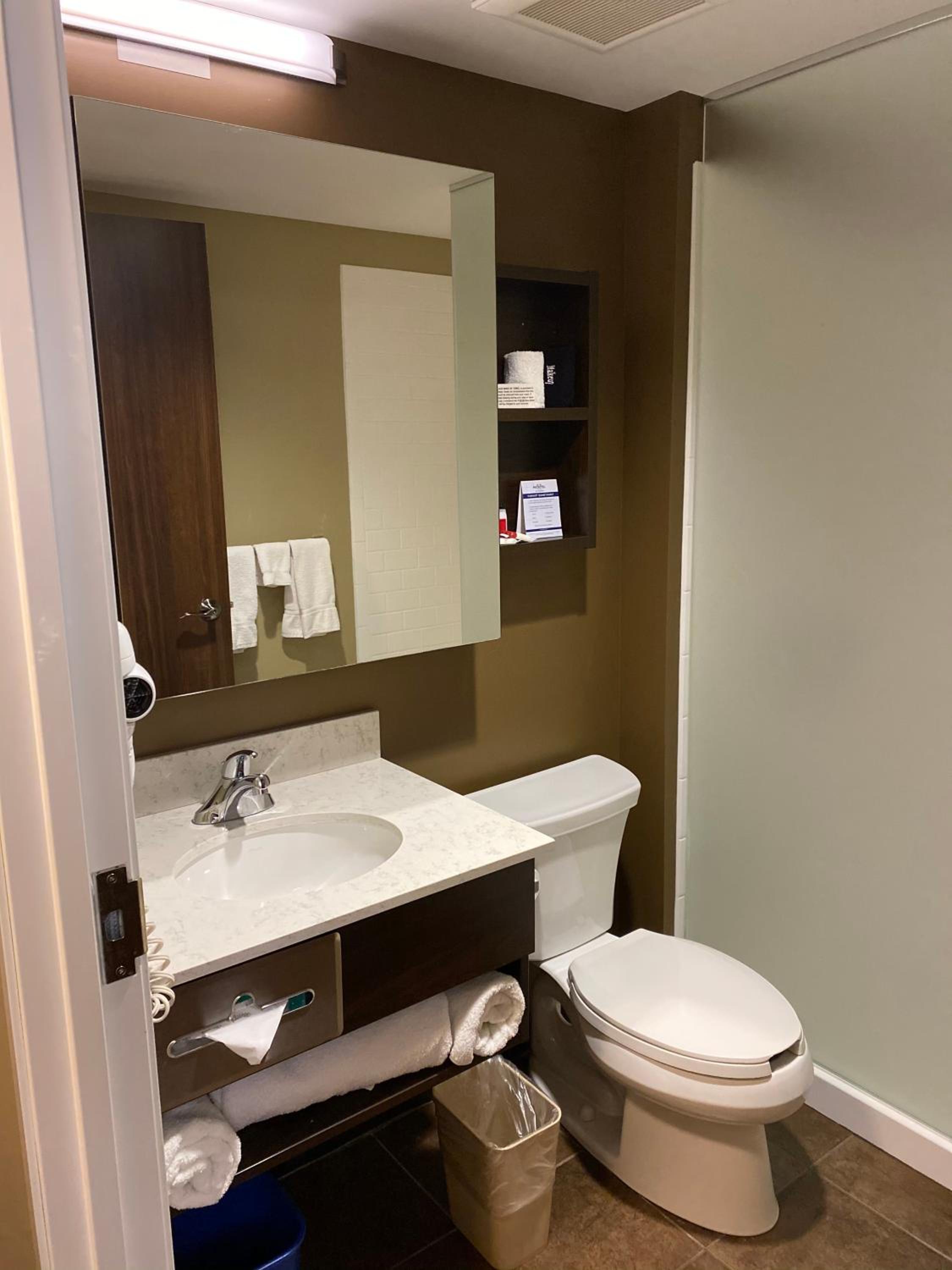 Superior Queen Suite - Non-Smoking photo 3
