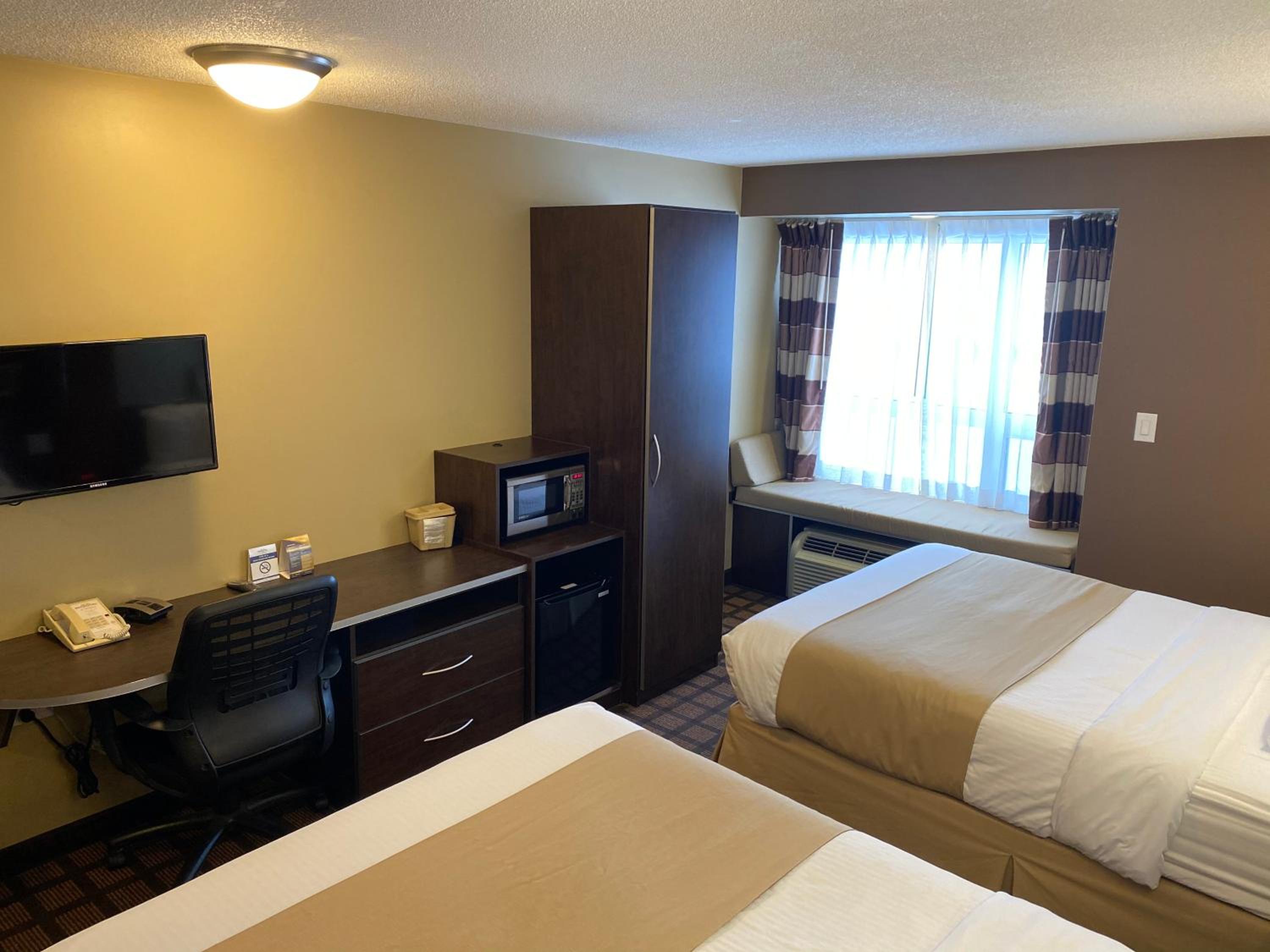Queen Room with Two Queen Beds - Non-Smoking photo 3