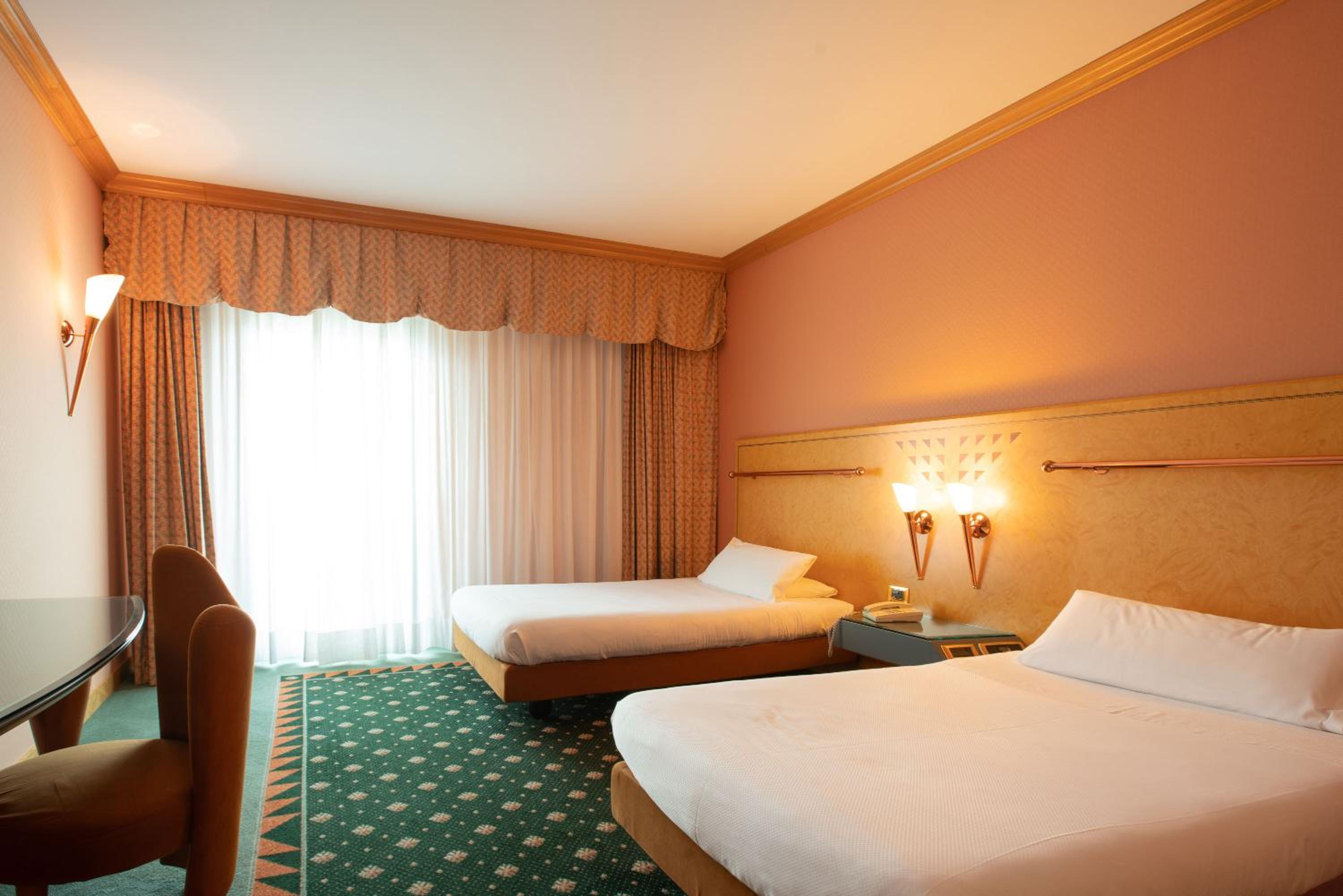 Twin Room - Photo 11