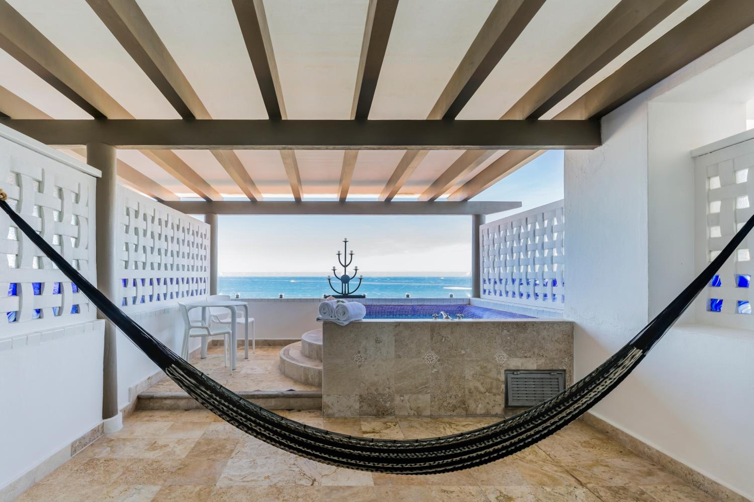 Honeymoon Suite - Photo 3