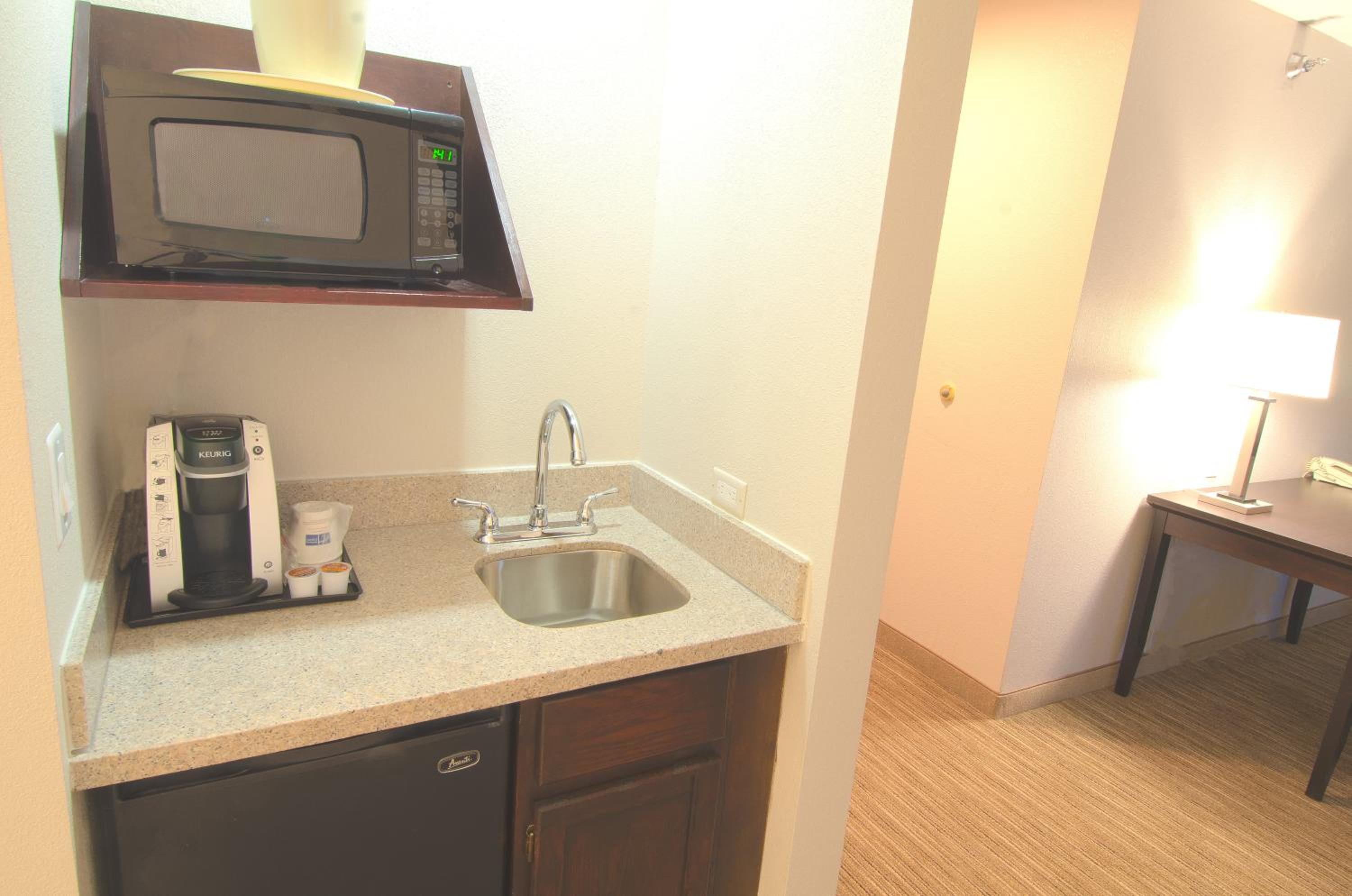 Standard King Room - Photo 4