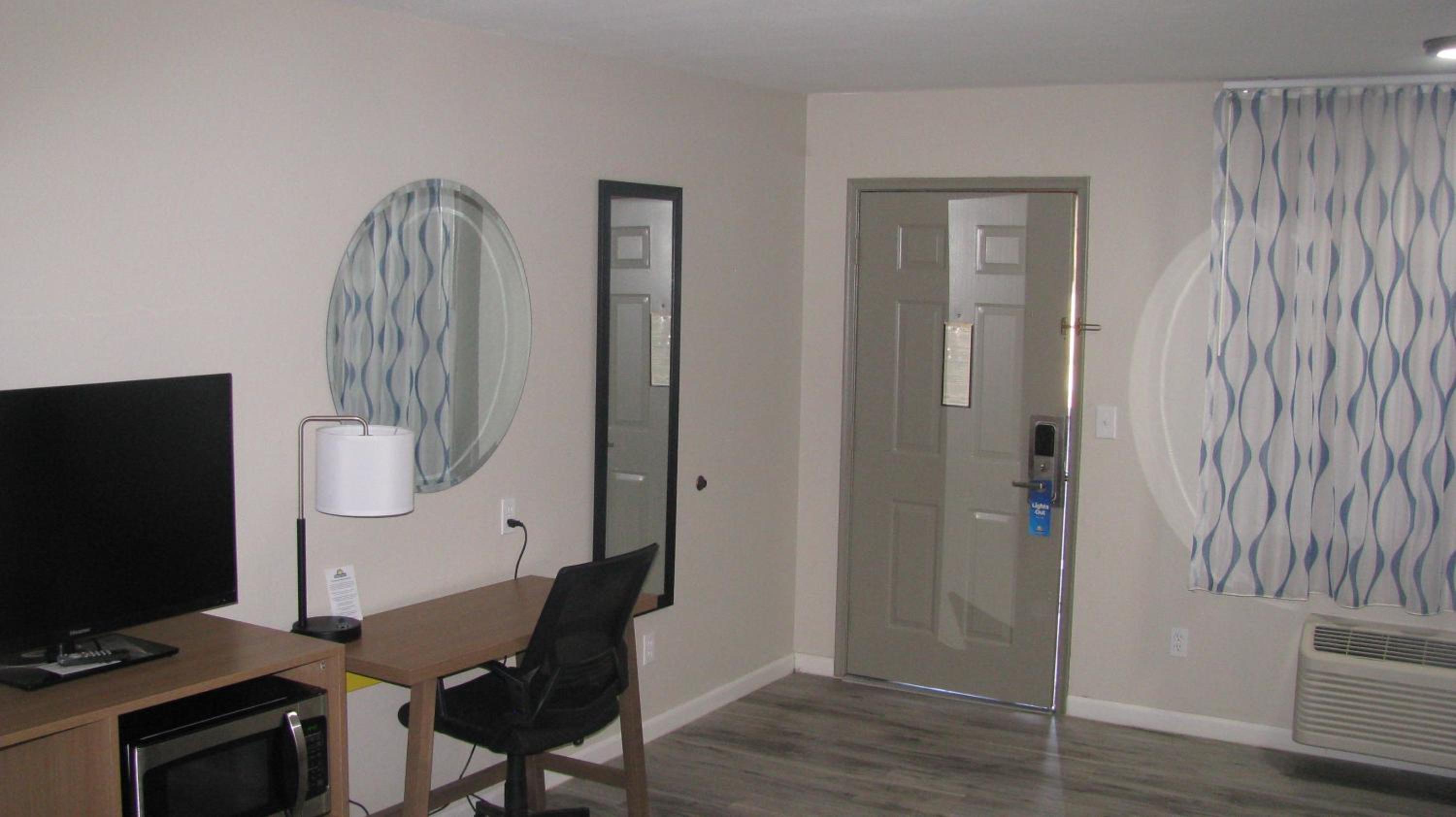 Queen Room - Mobility Access/Non-Smoking - Photo 2