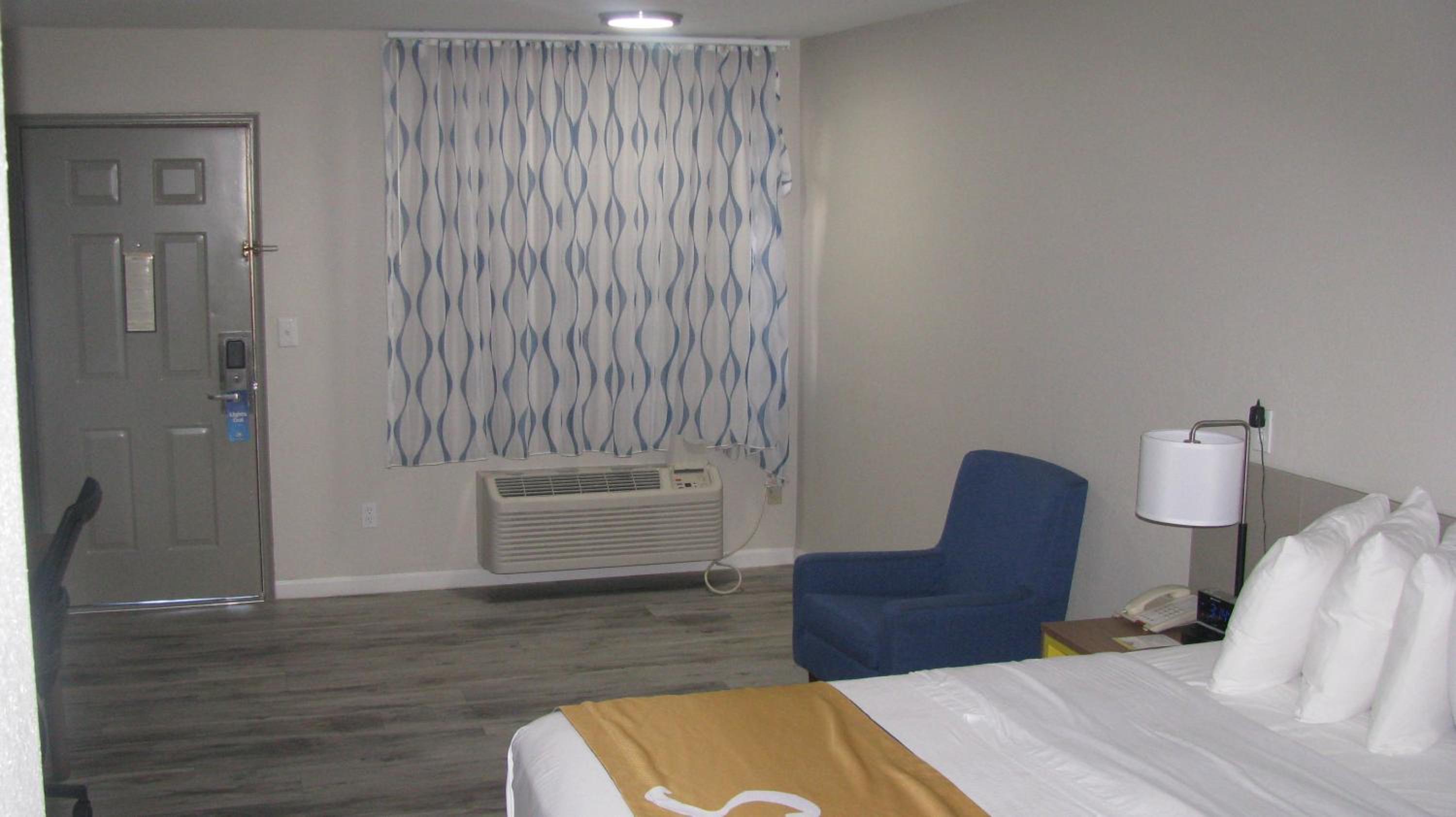 King Room - Non-Smoking - Photo 5