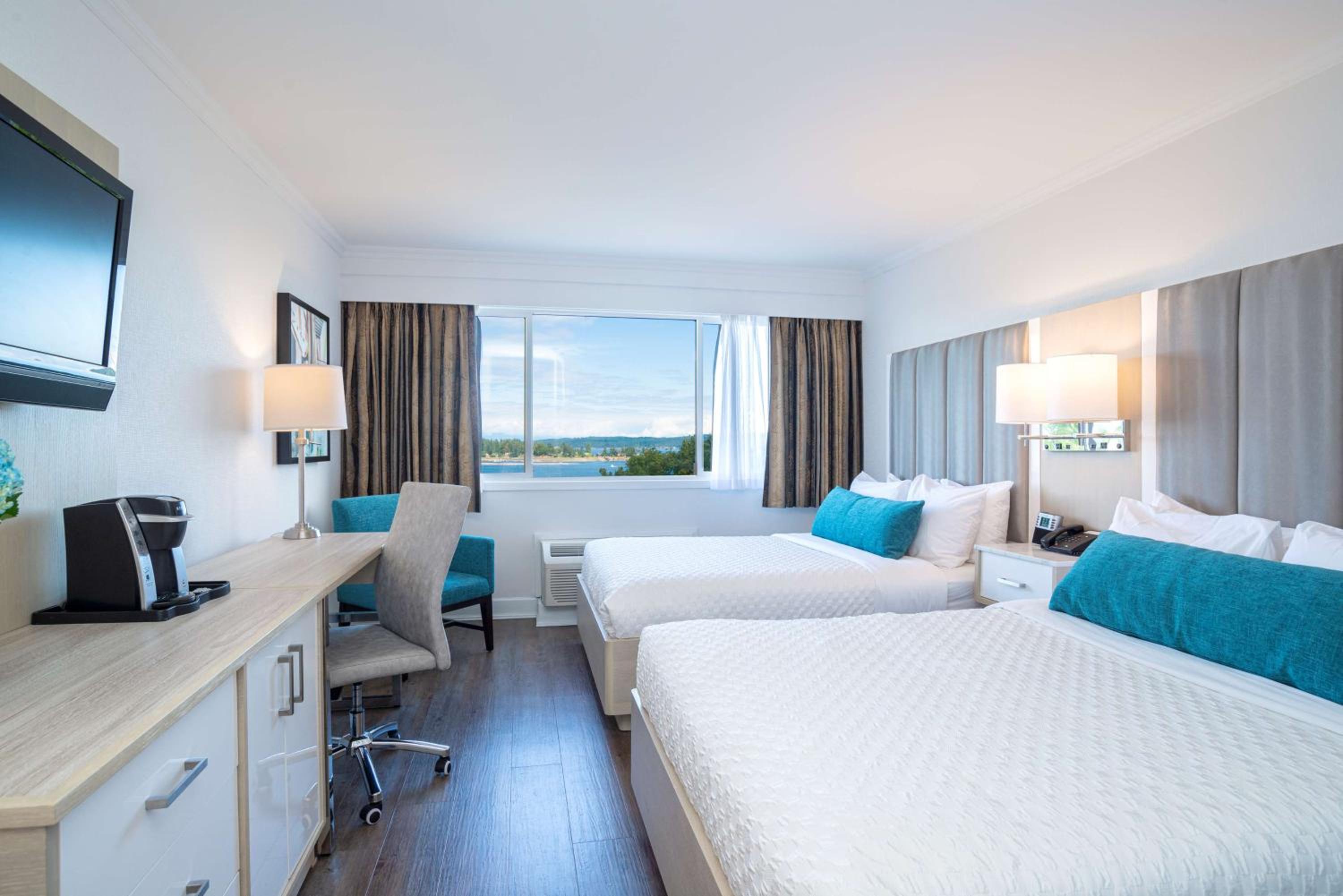 Double Room with Two Double Beds and Harbor View - Photo 1