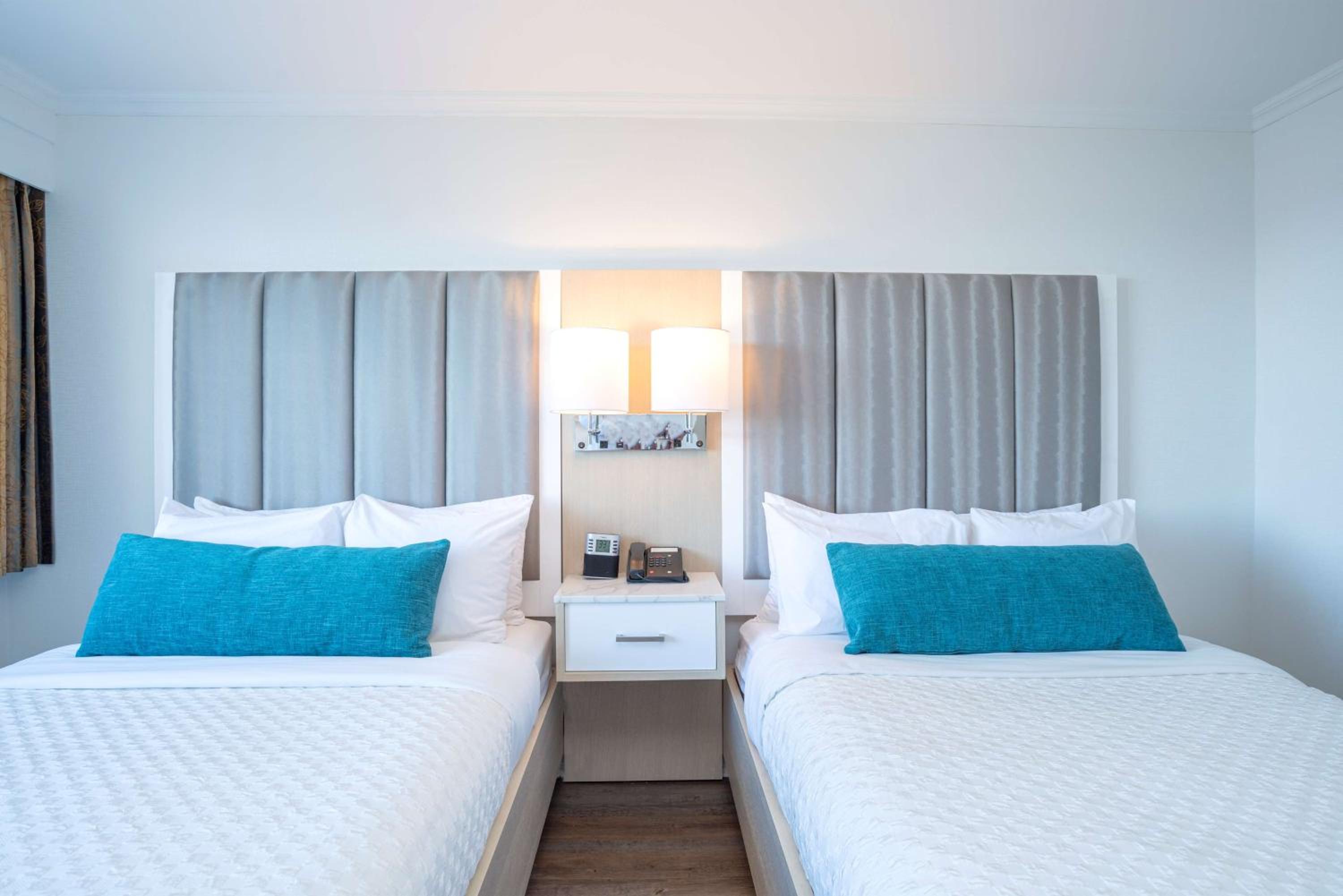 Double Room with Two Double Beds and Harbor View - Photo 5