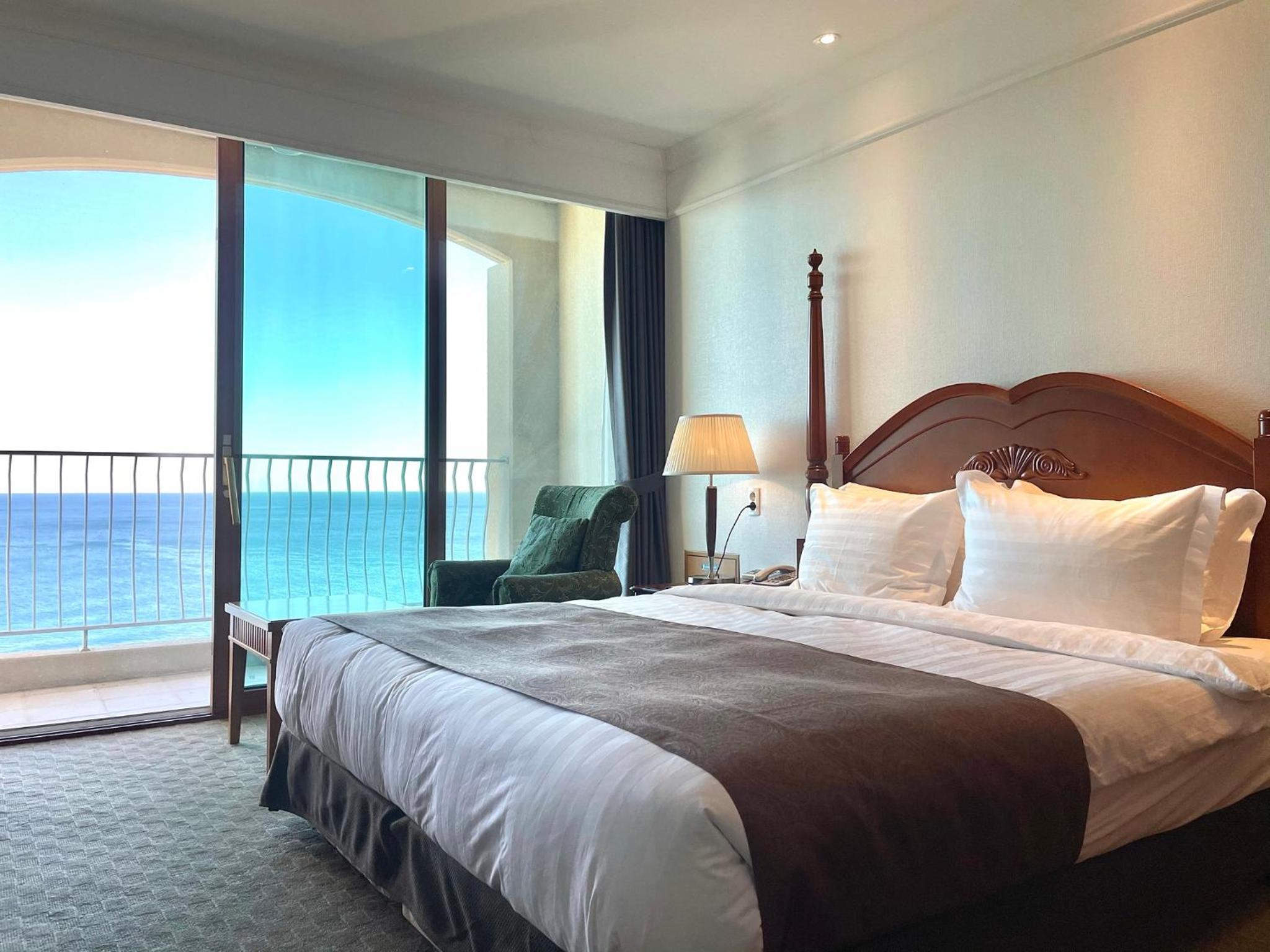 Superior Suite - Photo 14