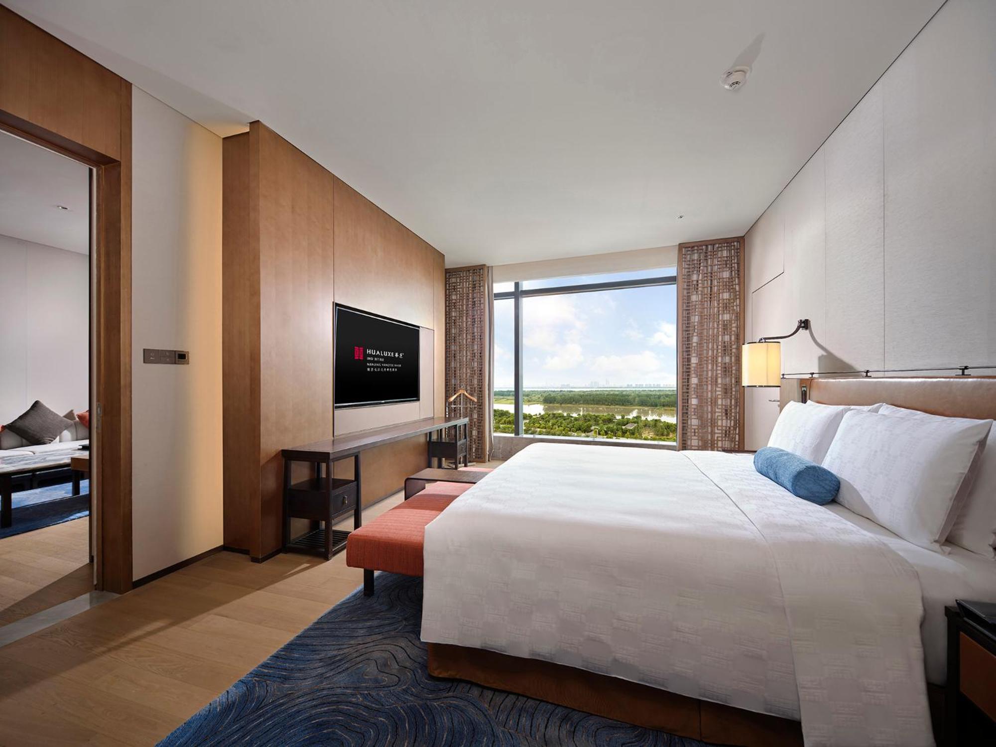 One-Bedroom King Suite with River View and Lounge Access - Photo 1