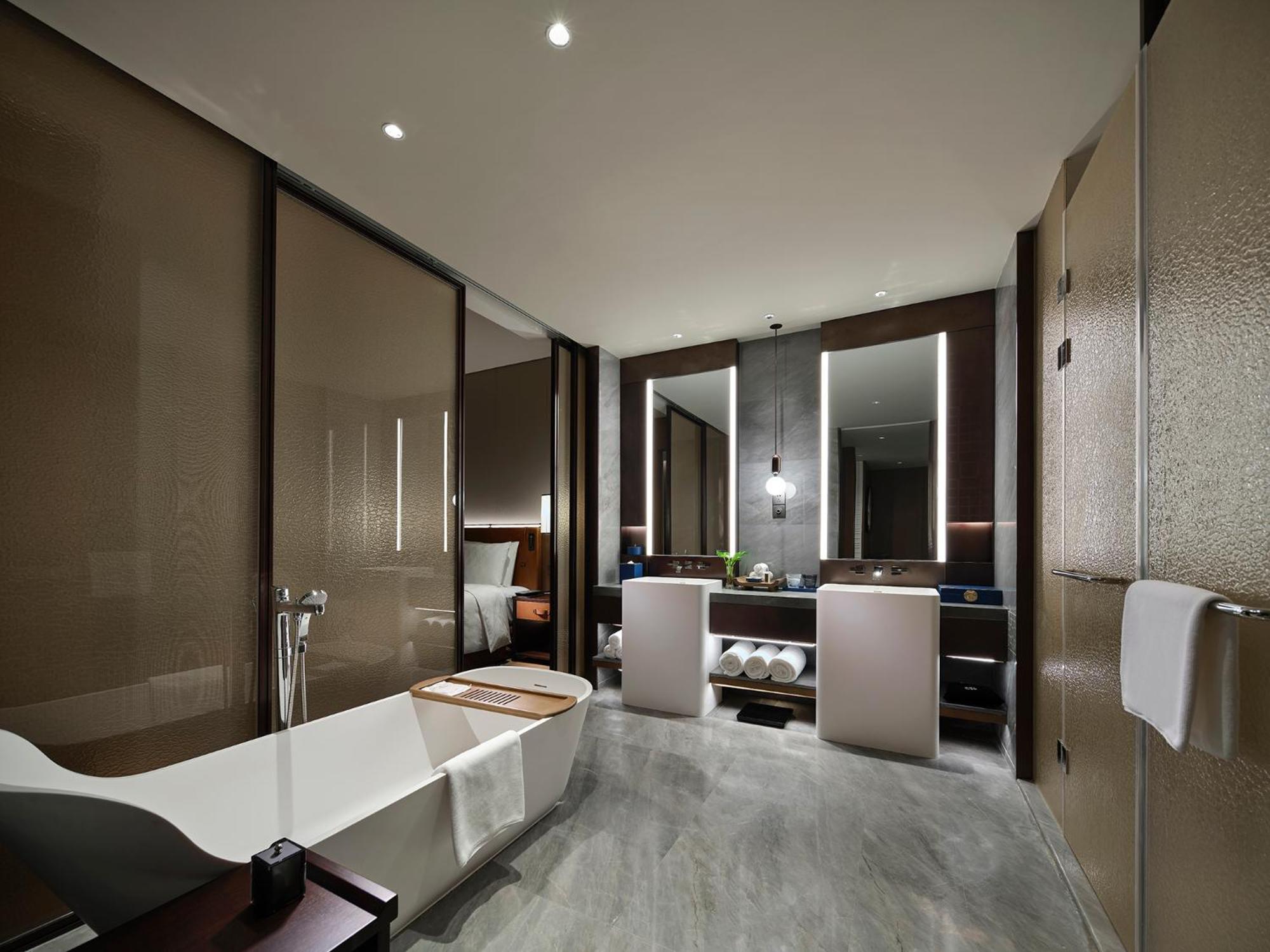 One-Bedroom King Suite with River View and Lounge Access - Photo 7