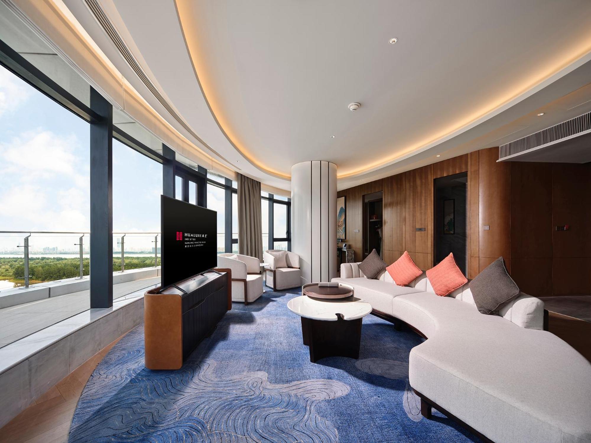 One-Bedroom King Suite with Balcony and River View - Photo 4