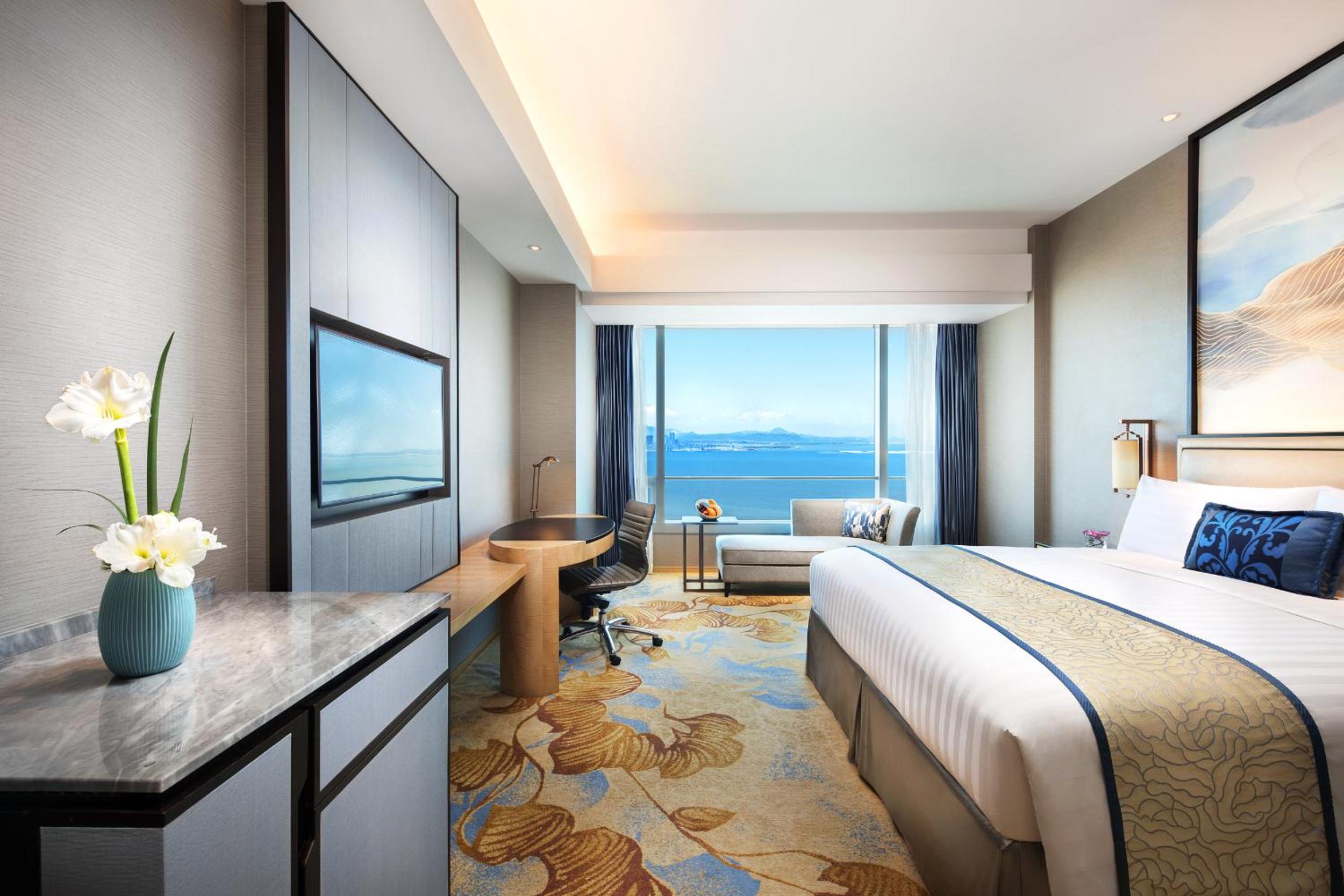 Horizon Sea View Room（Including Horizon Club Lounge benefits： breakfast + cocktail service with a selection of canapes between 5:30 pm to 7:30pm + coffee, tea and soft drinks throughout the day）
