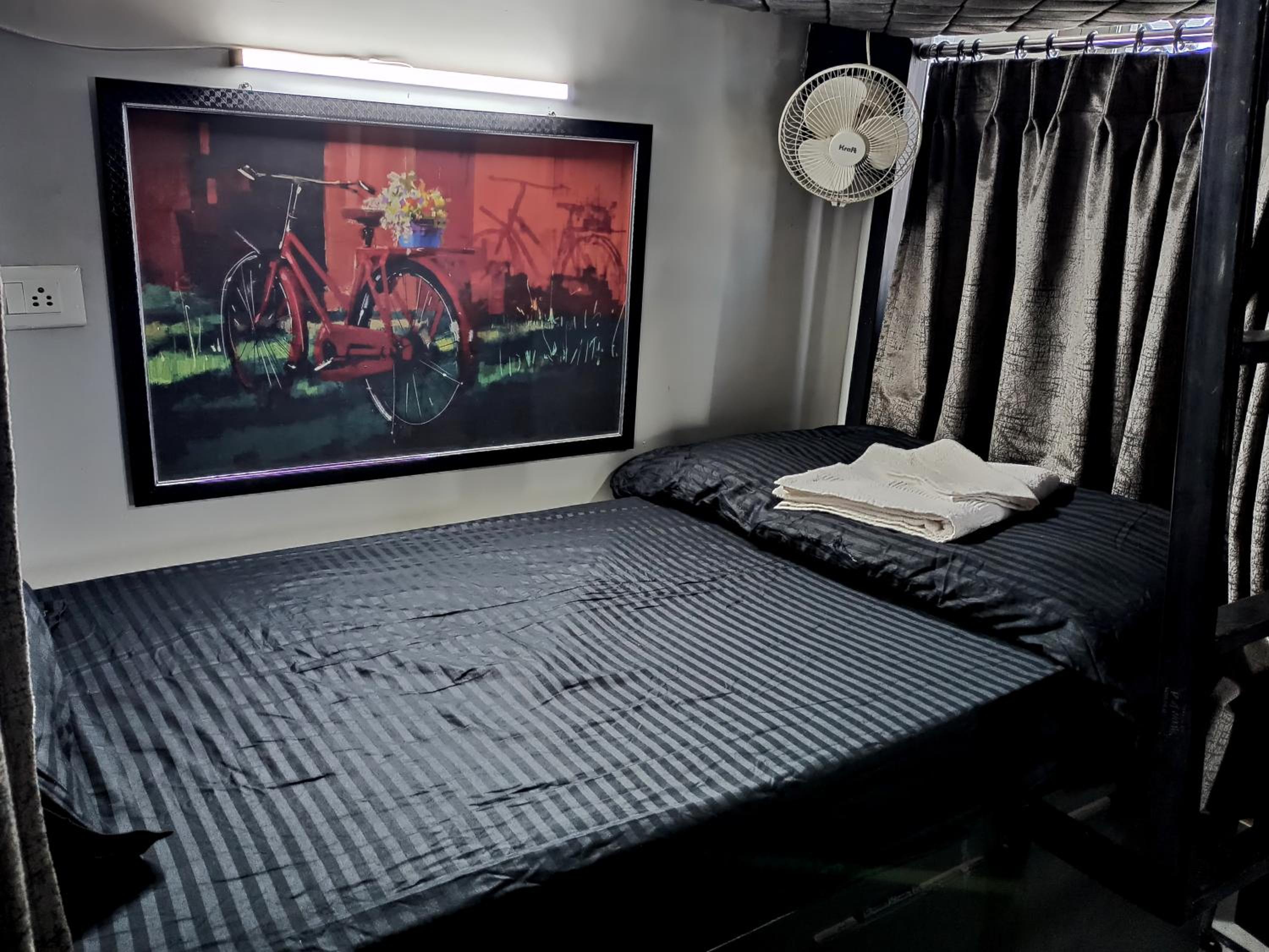 Single Room with Shared Bathroom photo 1