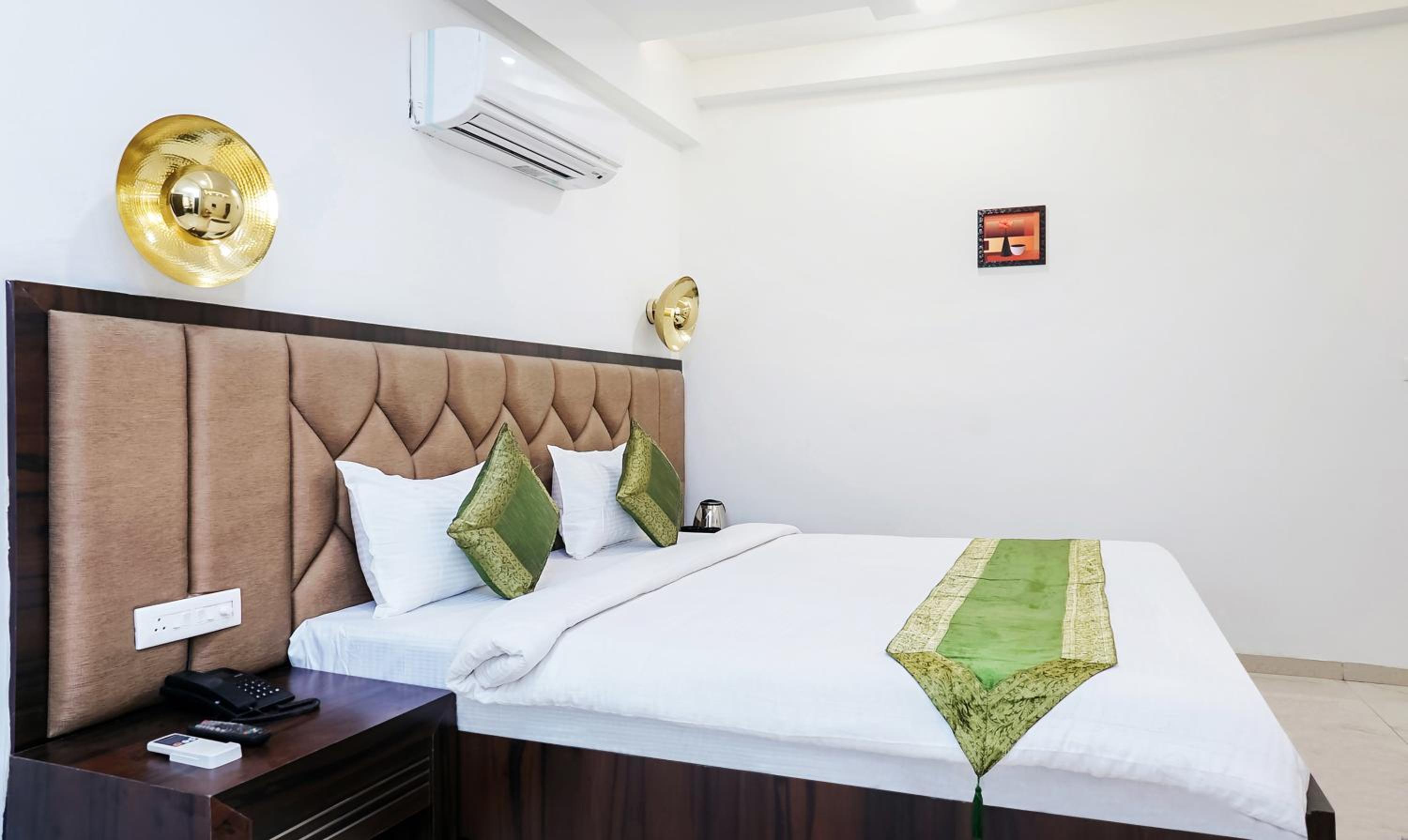 Standard Double or Twin Room - Photo 11