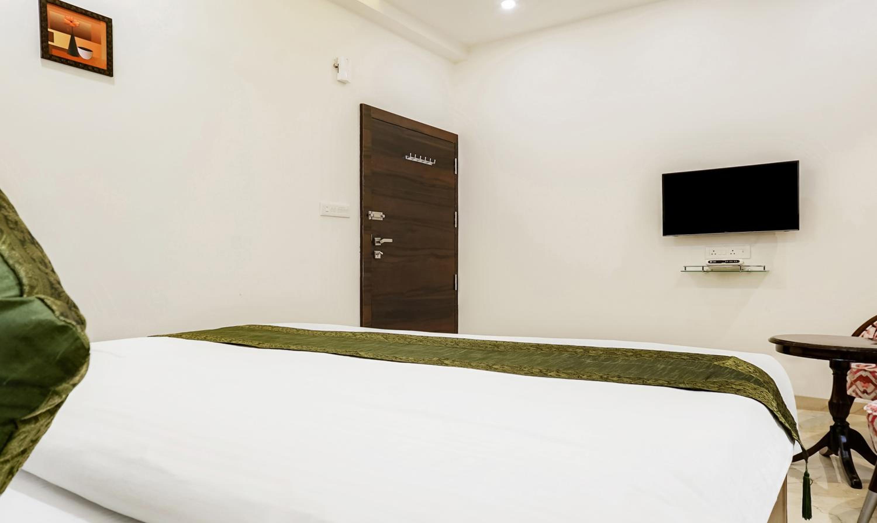 Standard Double or Twin Room - Photo 8