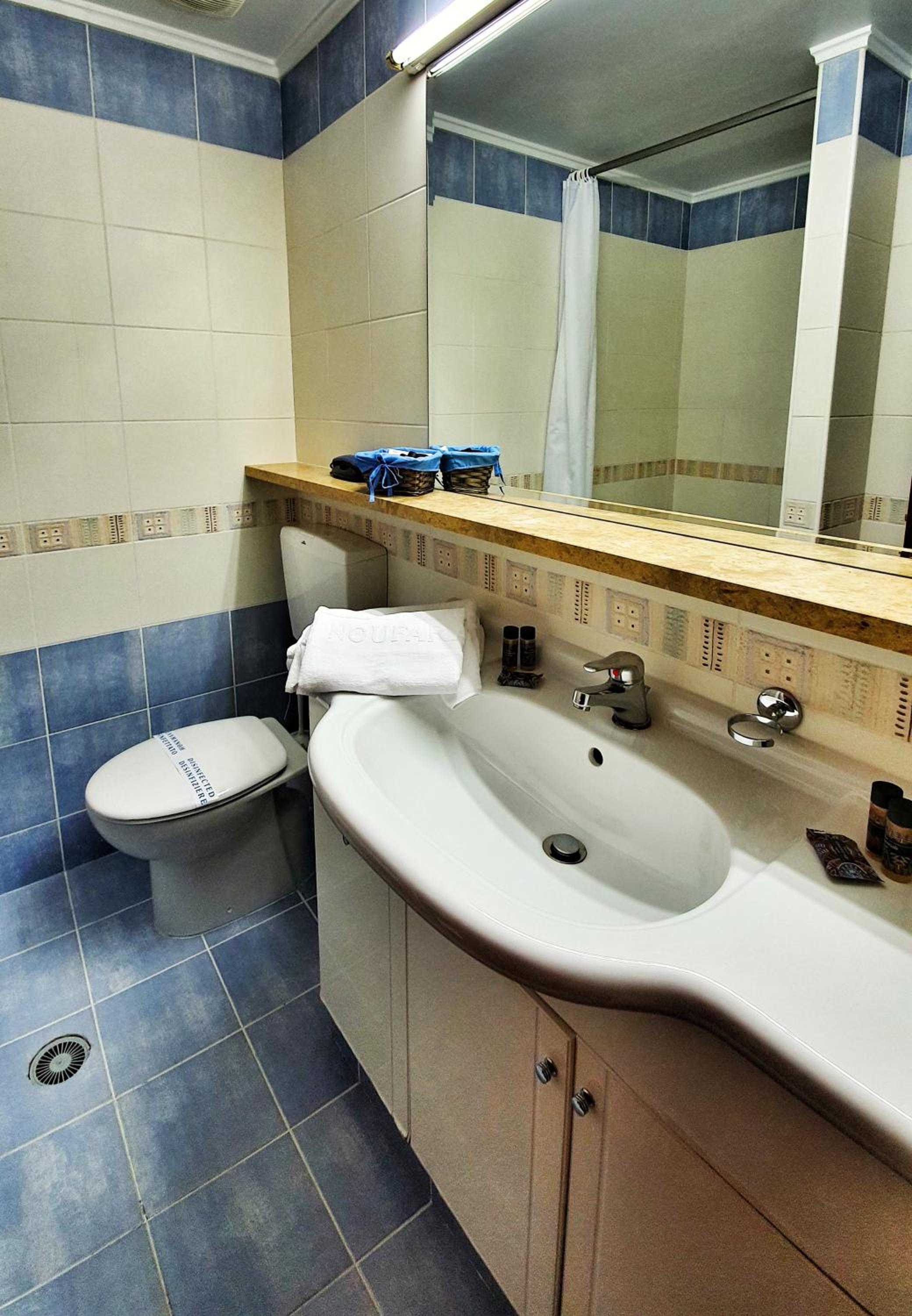 Twin Room - Photo 2