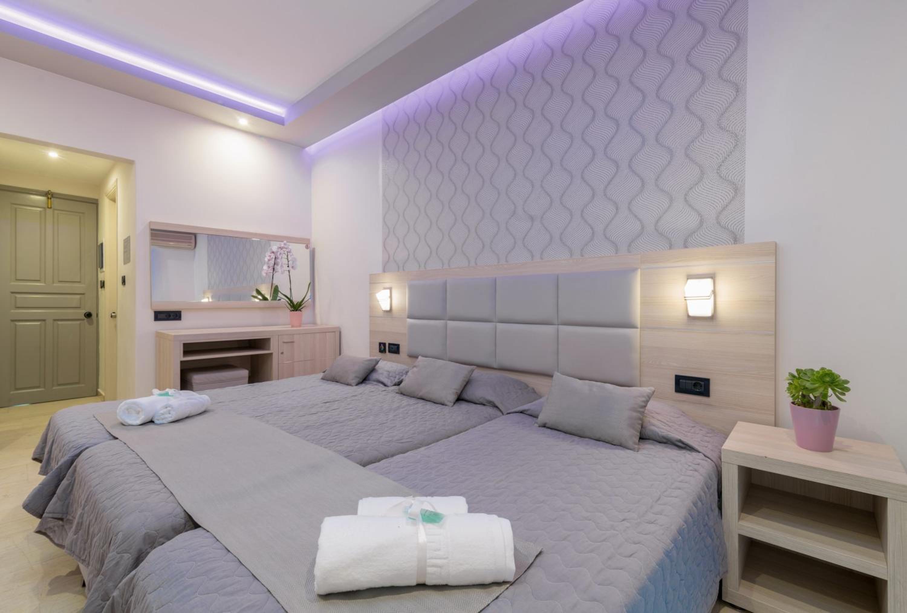 Superior Double or Twin Room with Balcony - Photo 8