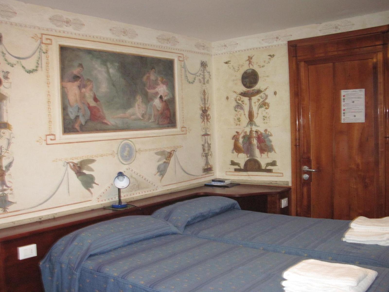 Double Room with Private External Bathroom photo 2