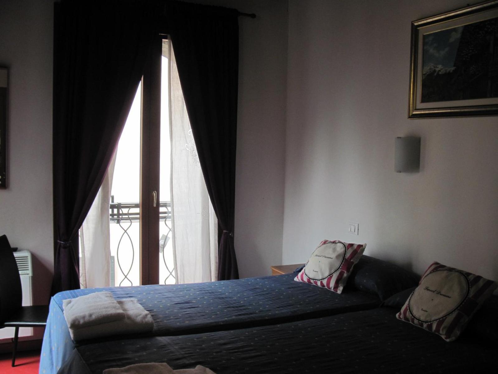 Deluxe Double Room photo 3