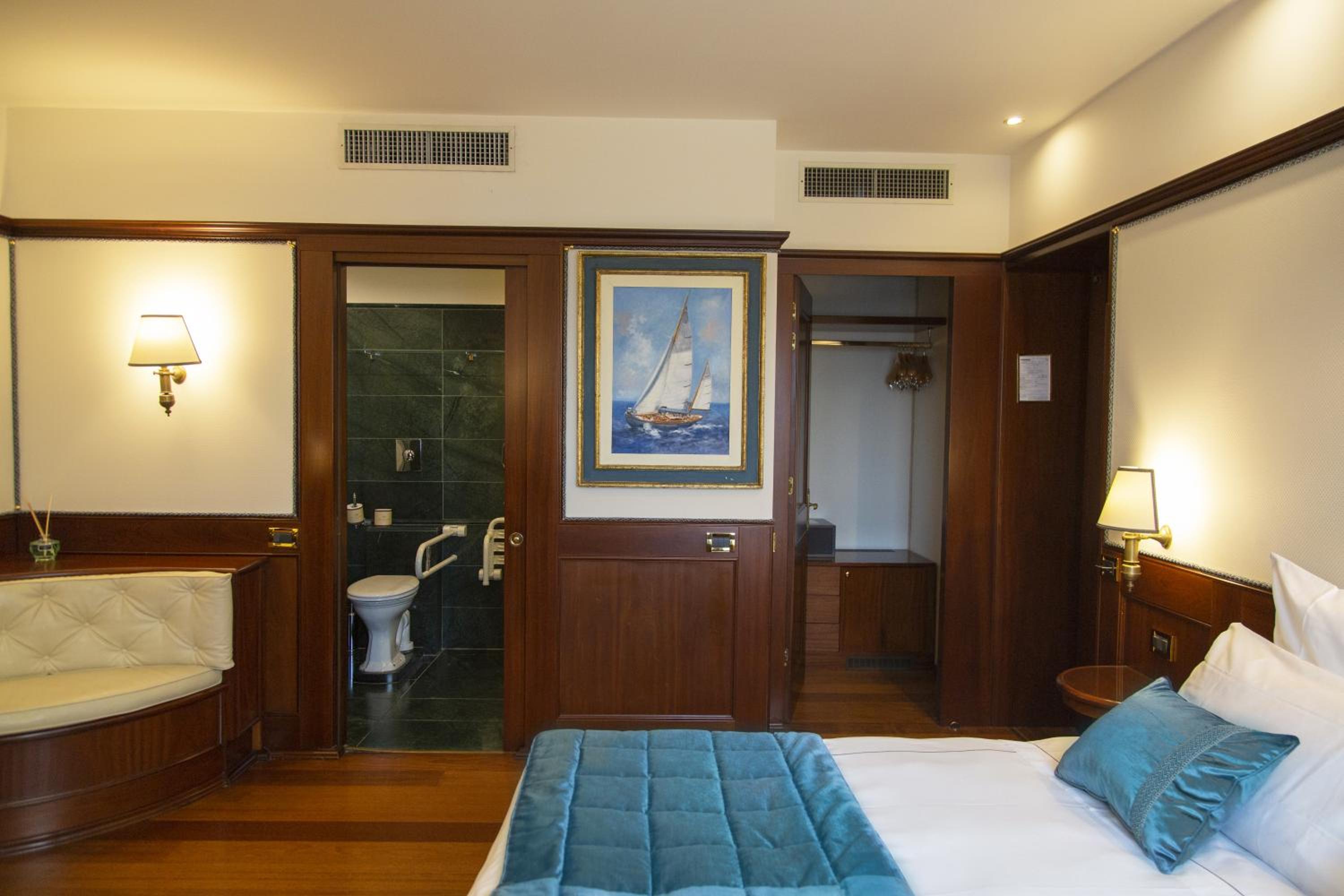 Deluxe Double Room with Lagoon View photo 2