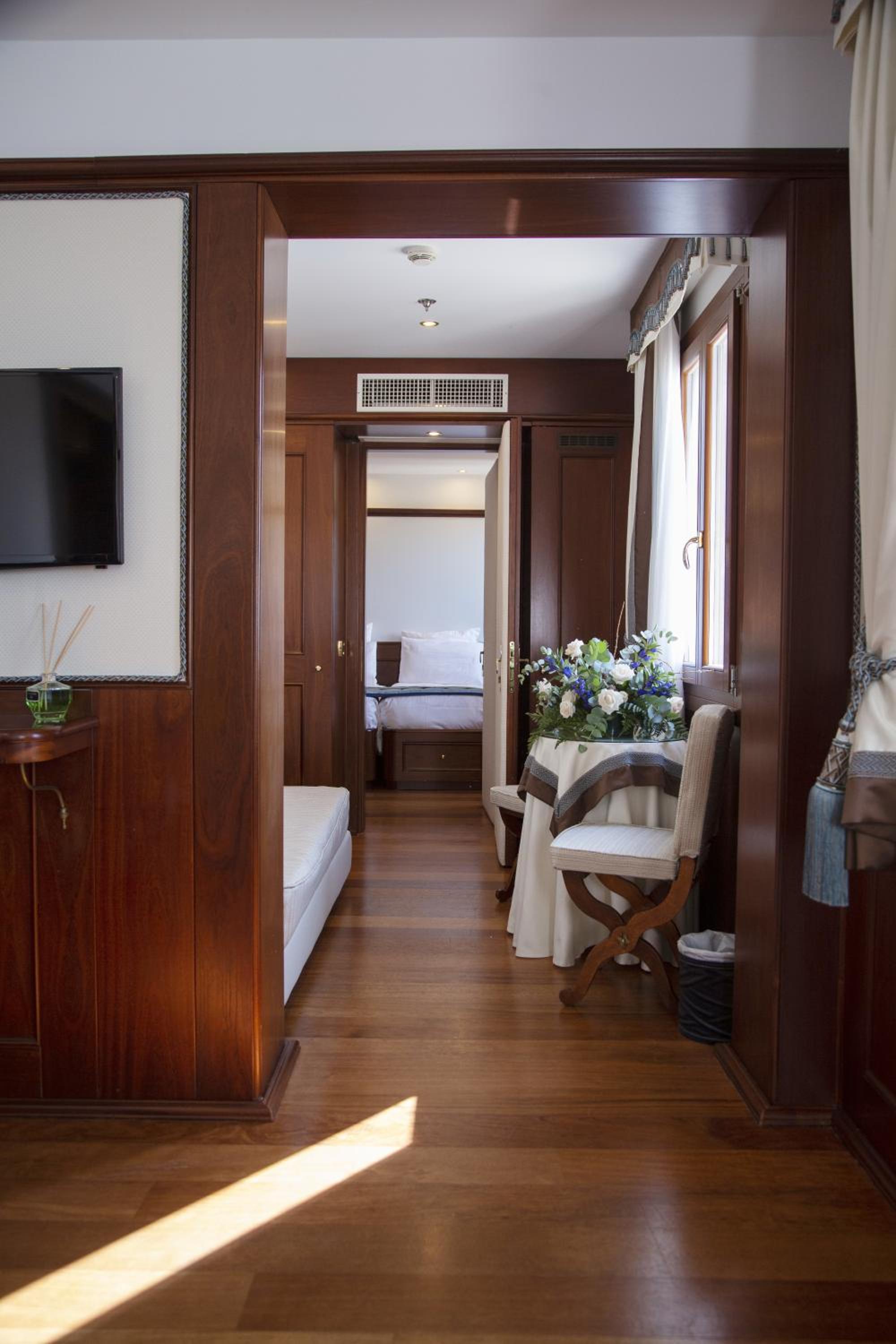 Junior Suite with Lagoon View photo 2