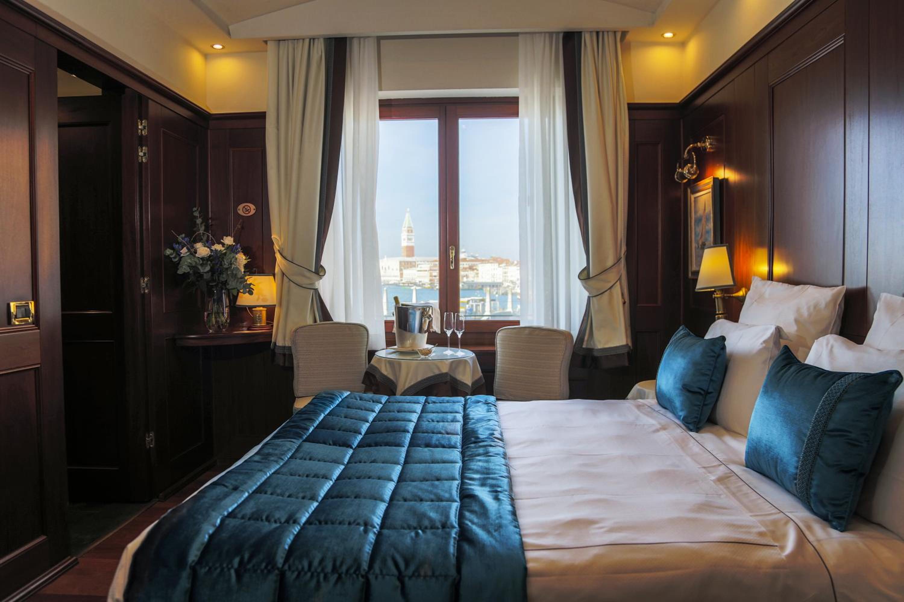 Deluxe Double Room with Lagoon View