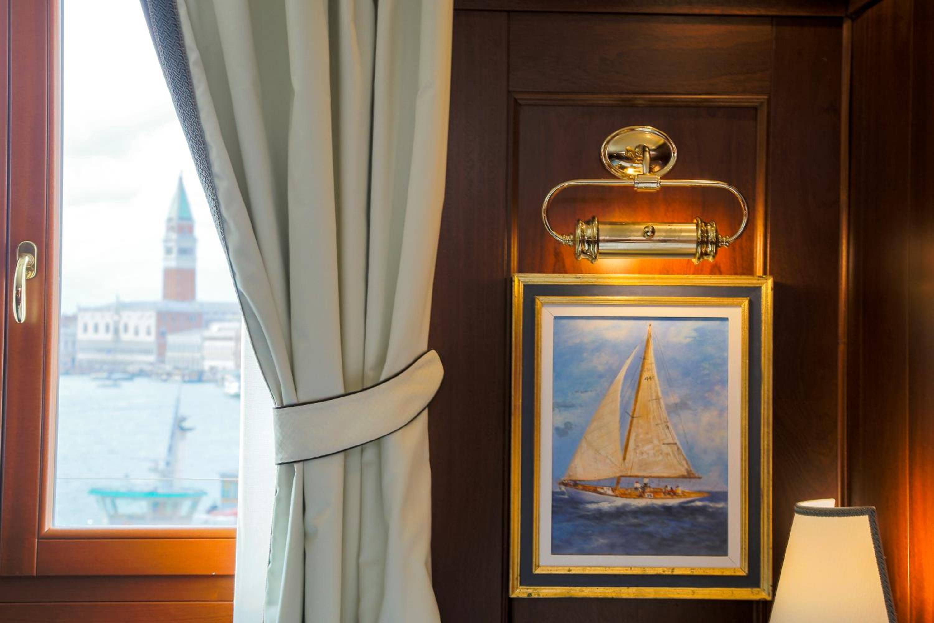 Superior Double Room with Lagoon View photo 2