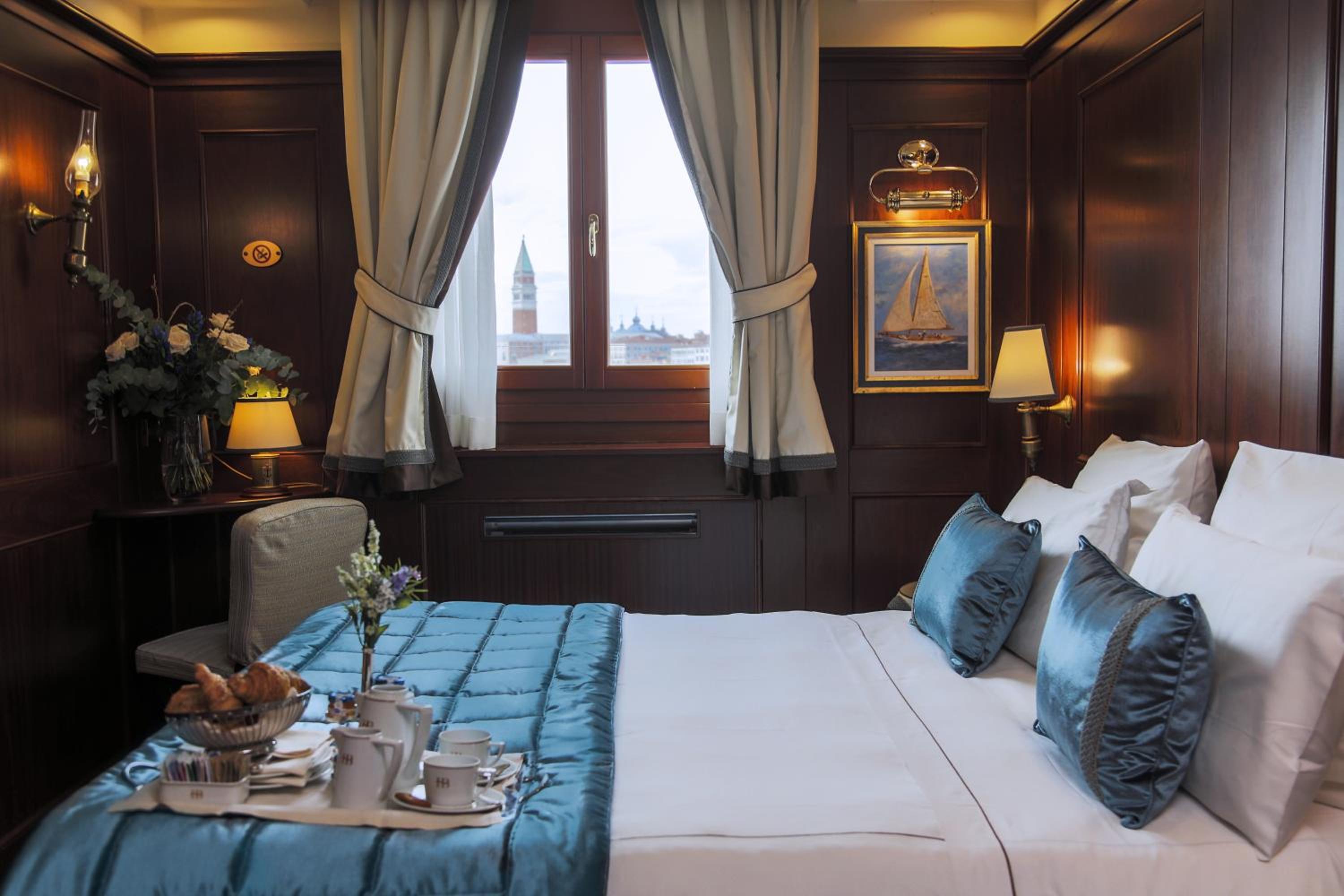 Superior Double Room with Lagoon View photo 3
