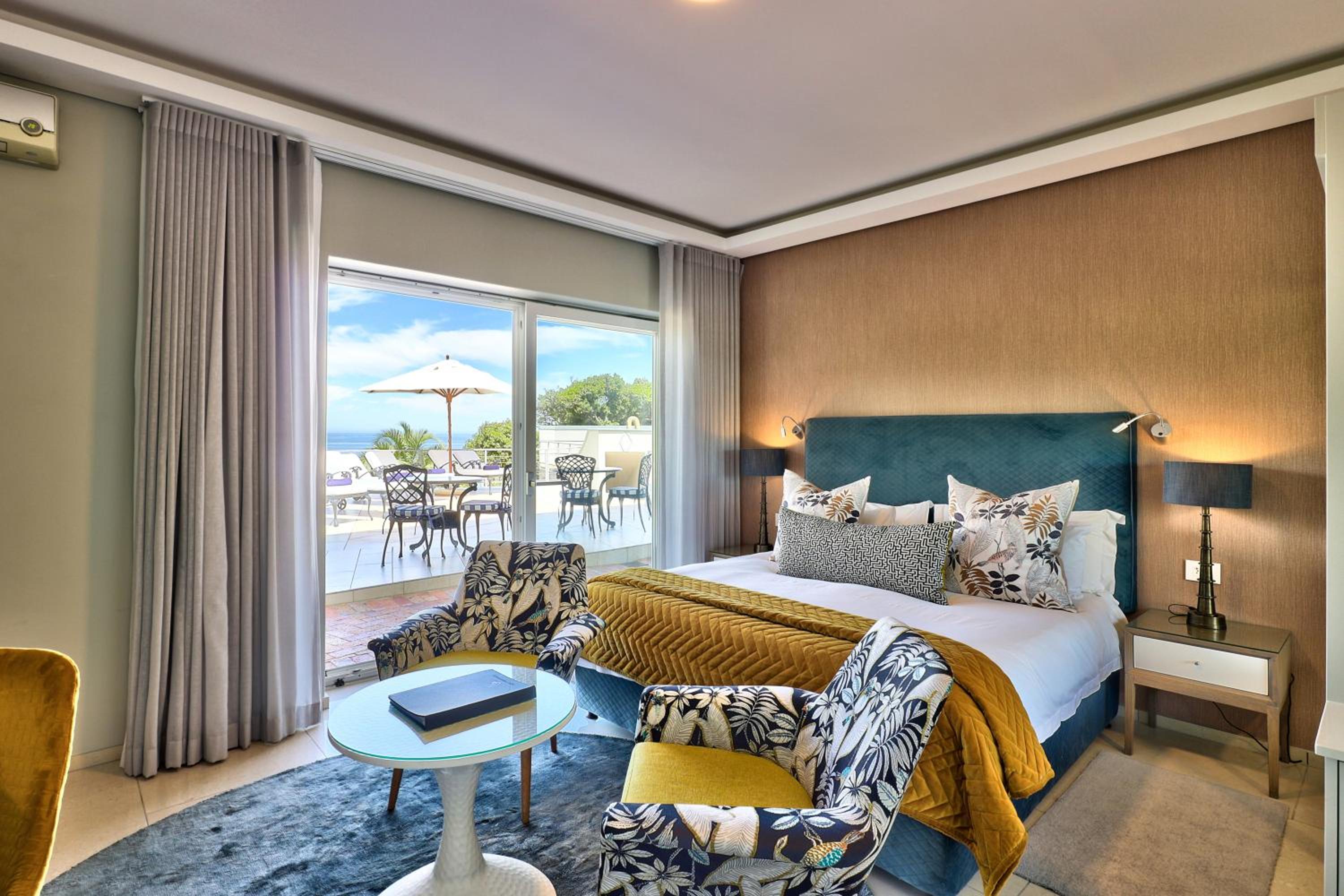Traveler King or Twin Room - Pool Deck Facing