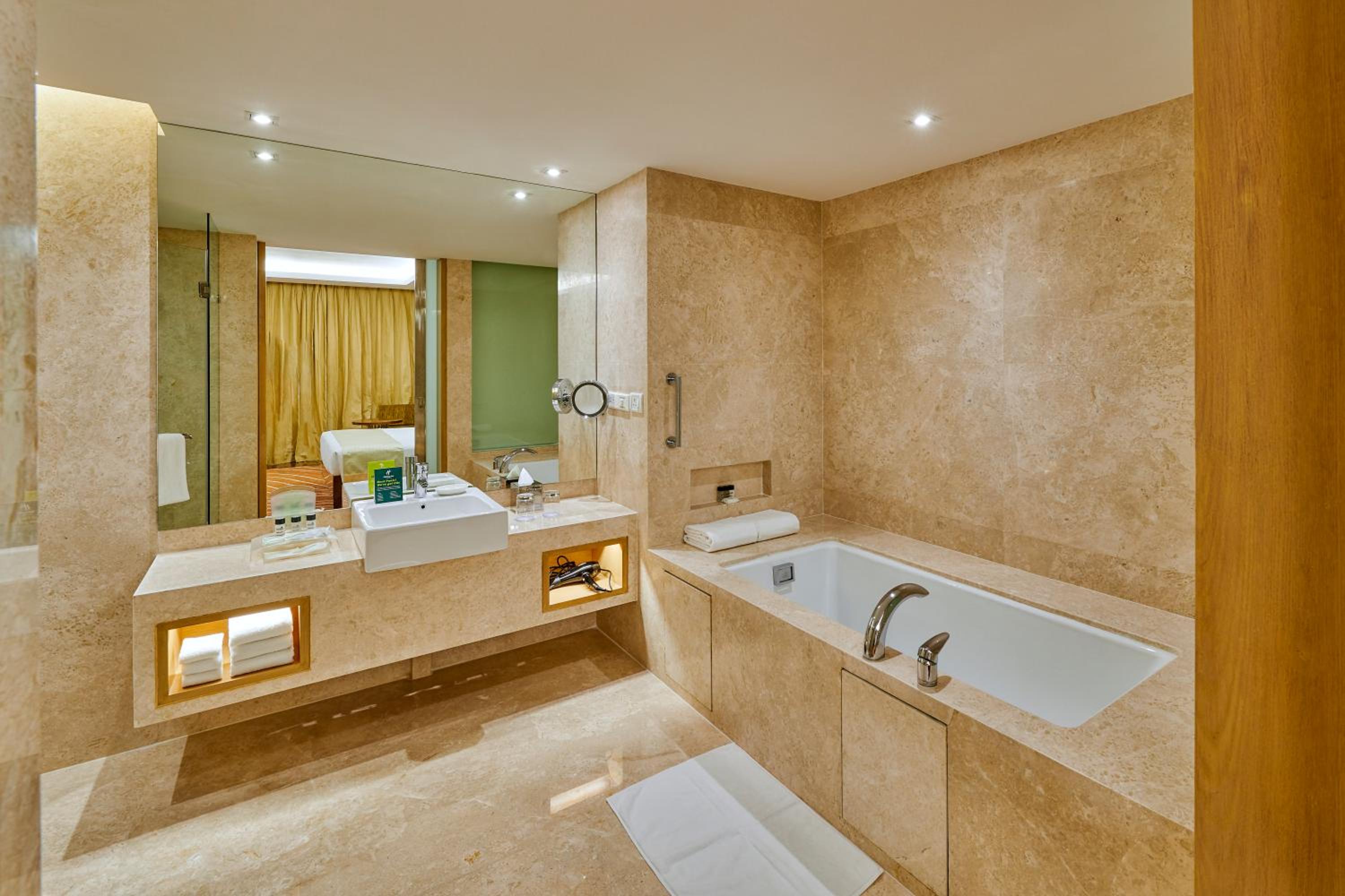 King Suite - Lounge Access/Smoking - Photo 6