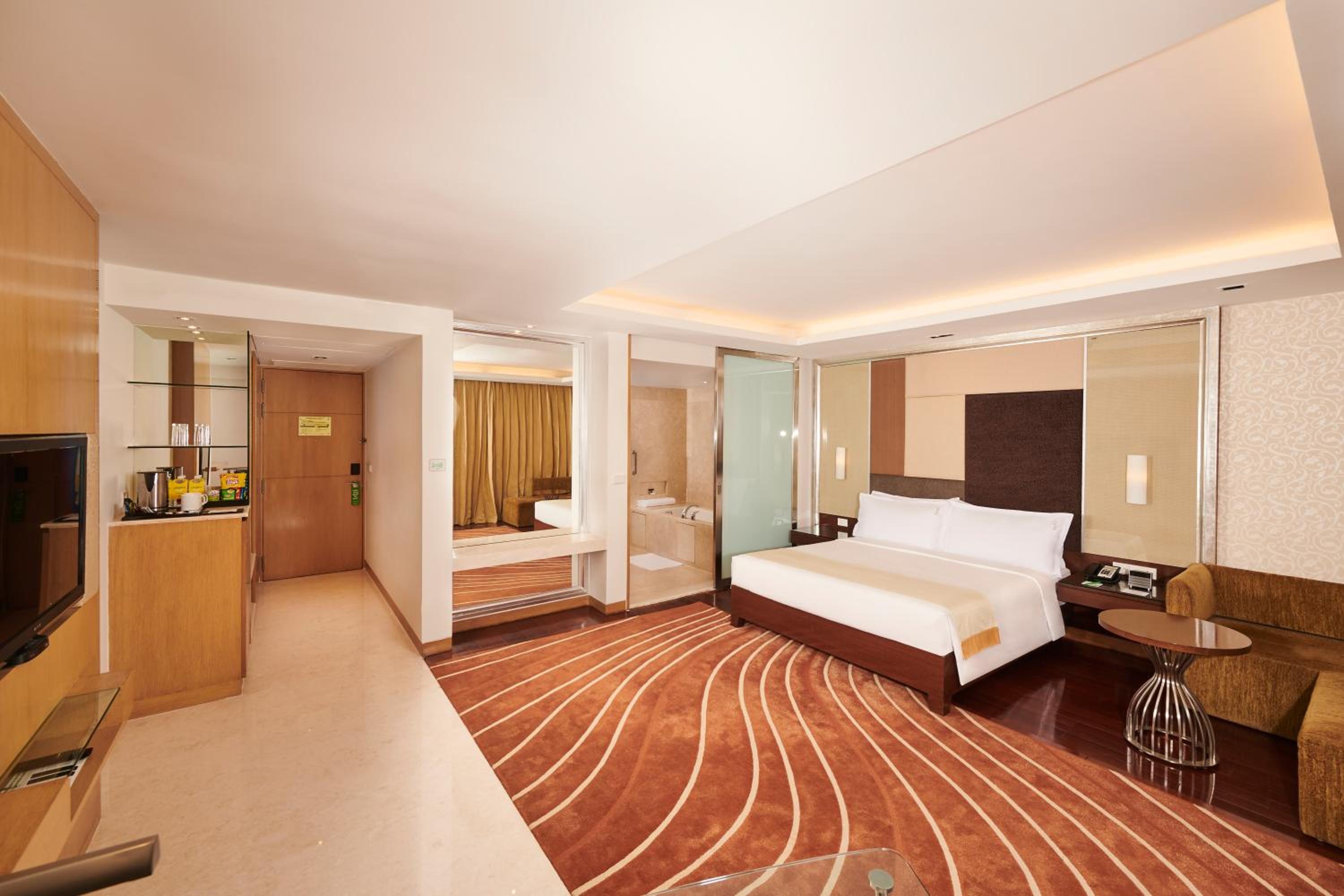 Premium King Room with Lounge Access - Smoking - Photo 7