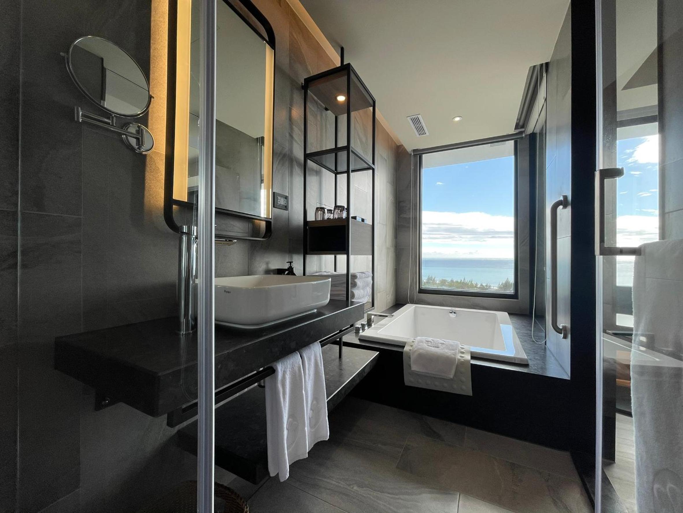 Building Tranquil - Executive Deluxe Family Room with Ocean View - Photo 7