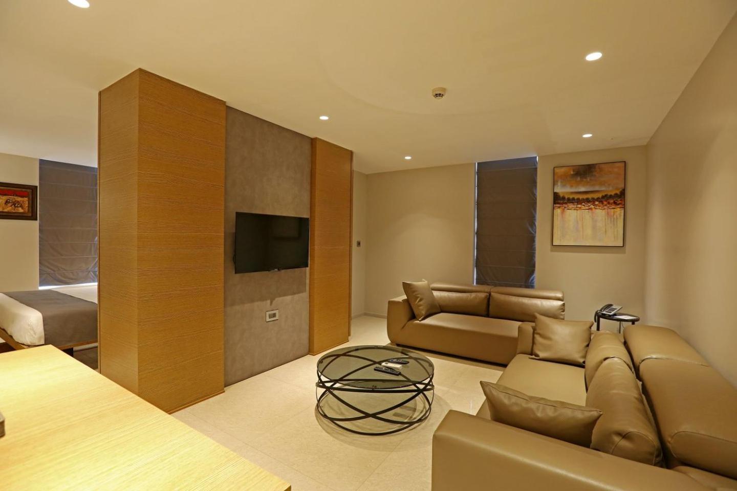 Deluxe King Suite photo 3