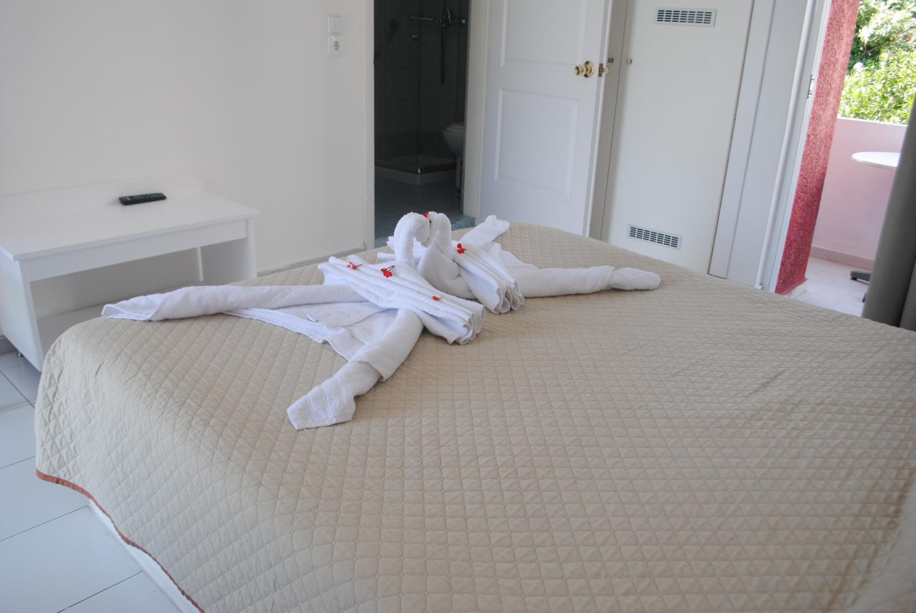 Double or Twin Room - Photo 5