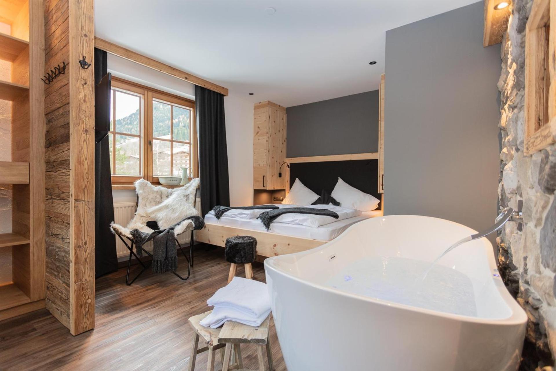 Deluxe Suite with Spa Bath photo 3