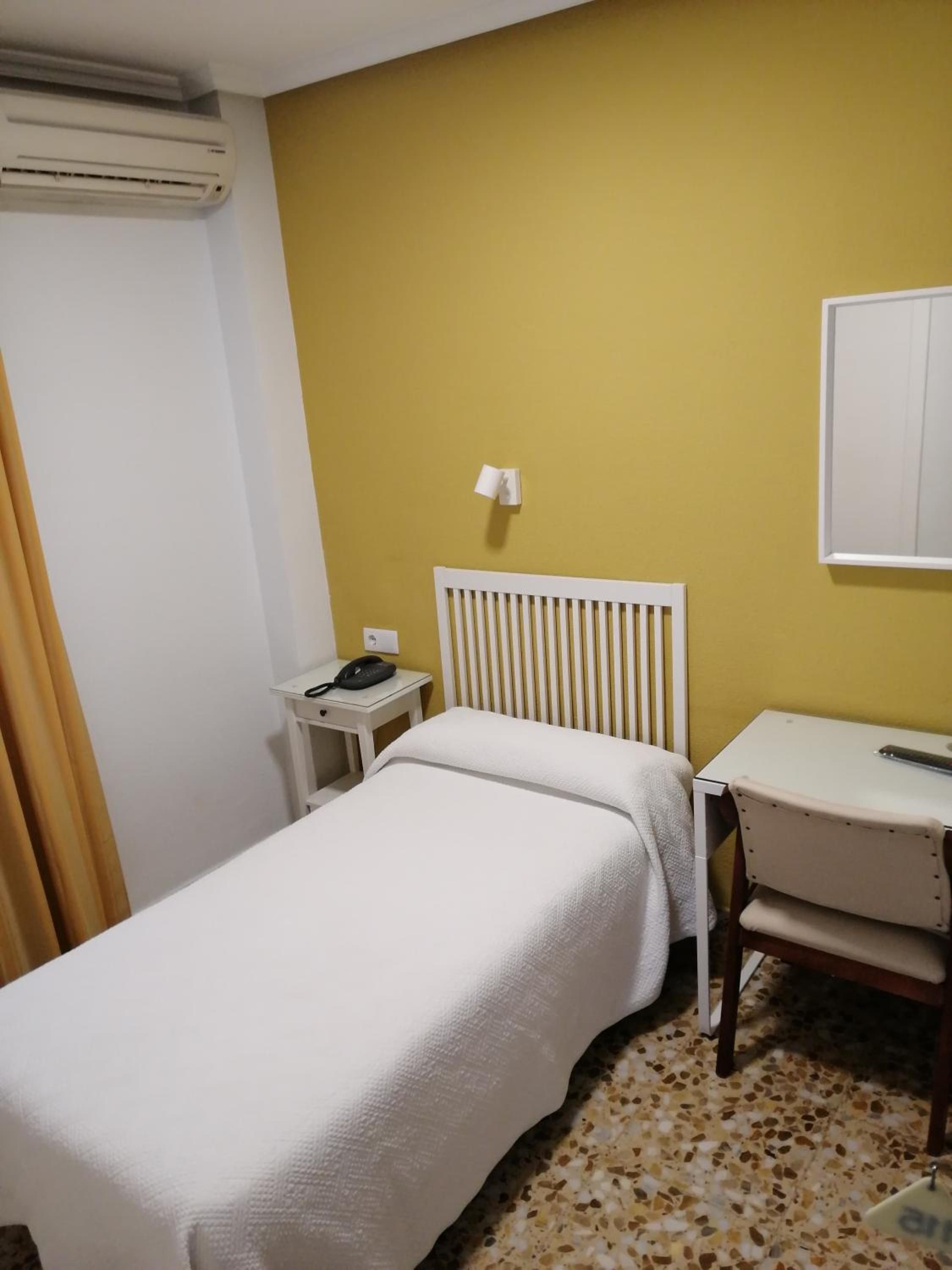 Single Room photo 2