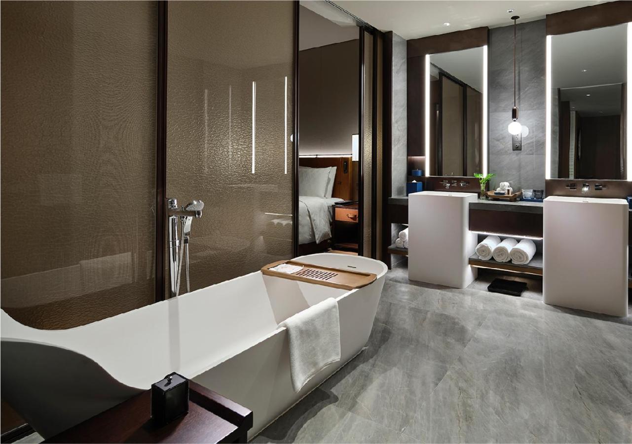 One-Bedroom King Suite with River View and Lounge Access - Photo 2