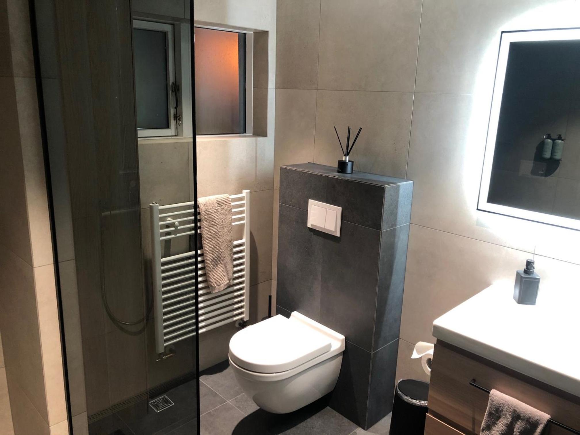 Large Double Room with Shared Bathroom photo 2