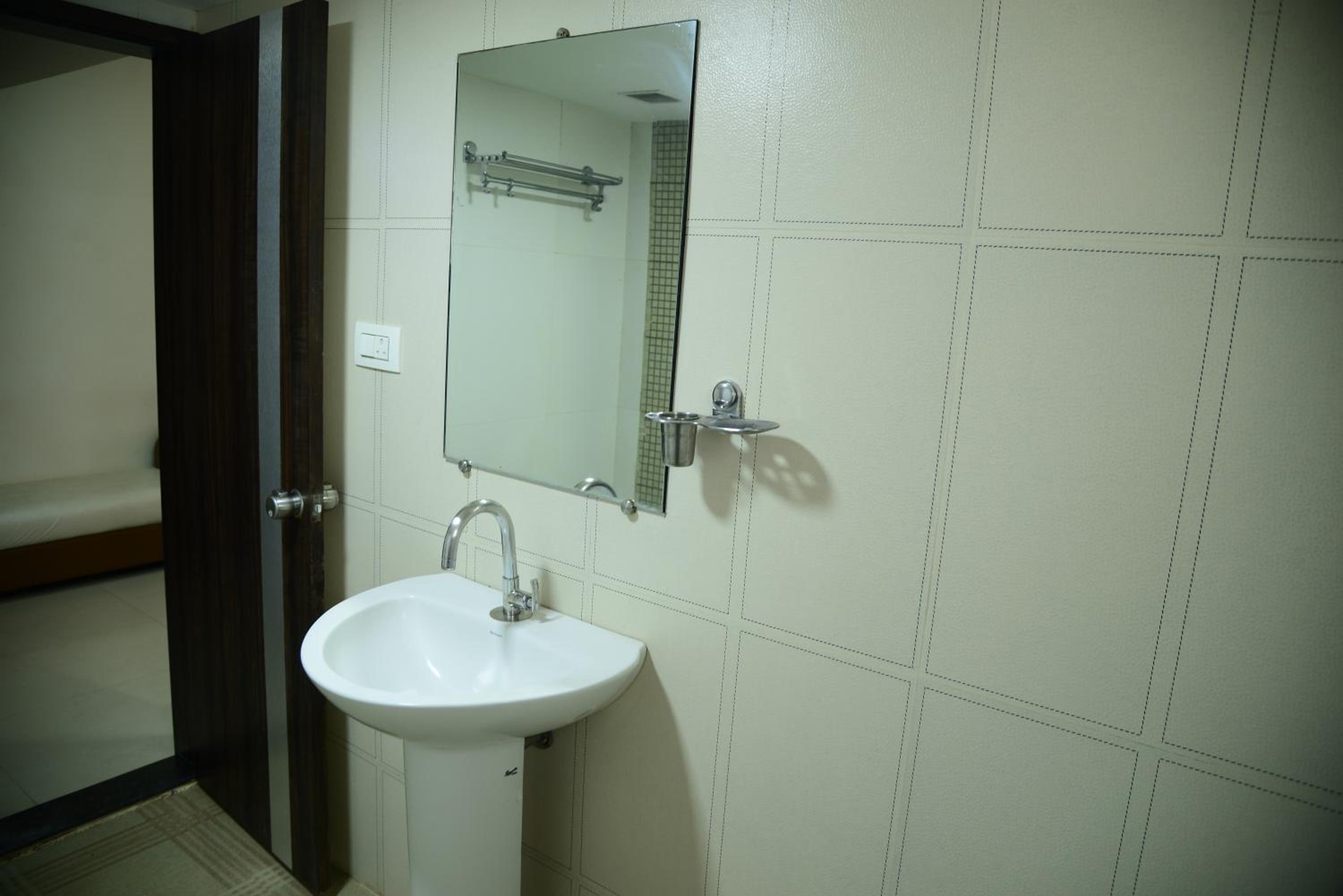 Standard Twin Room - Photo 4