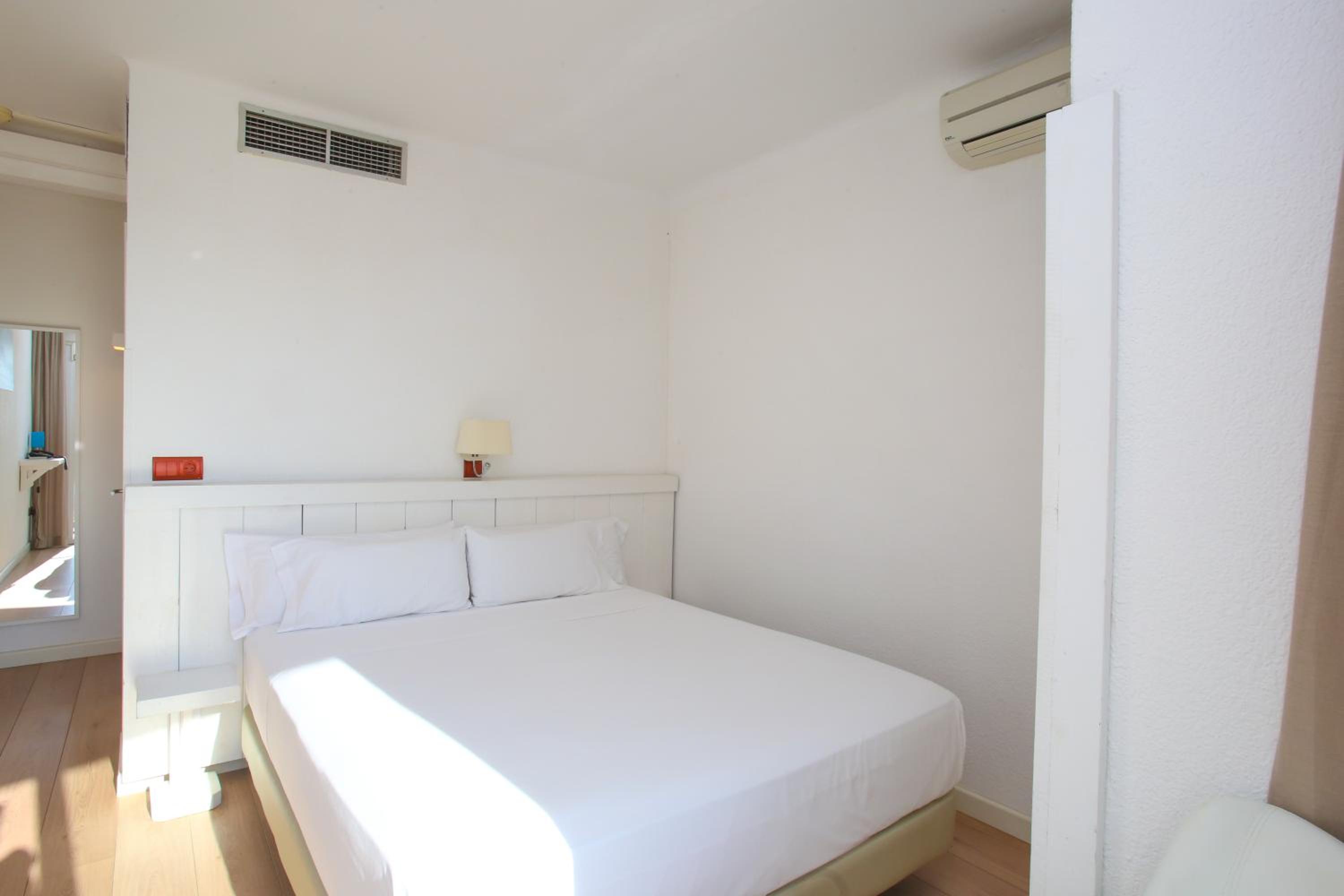 Double or Twin Room with Sea View photo 2