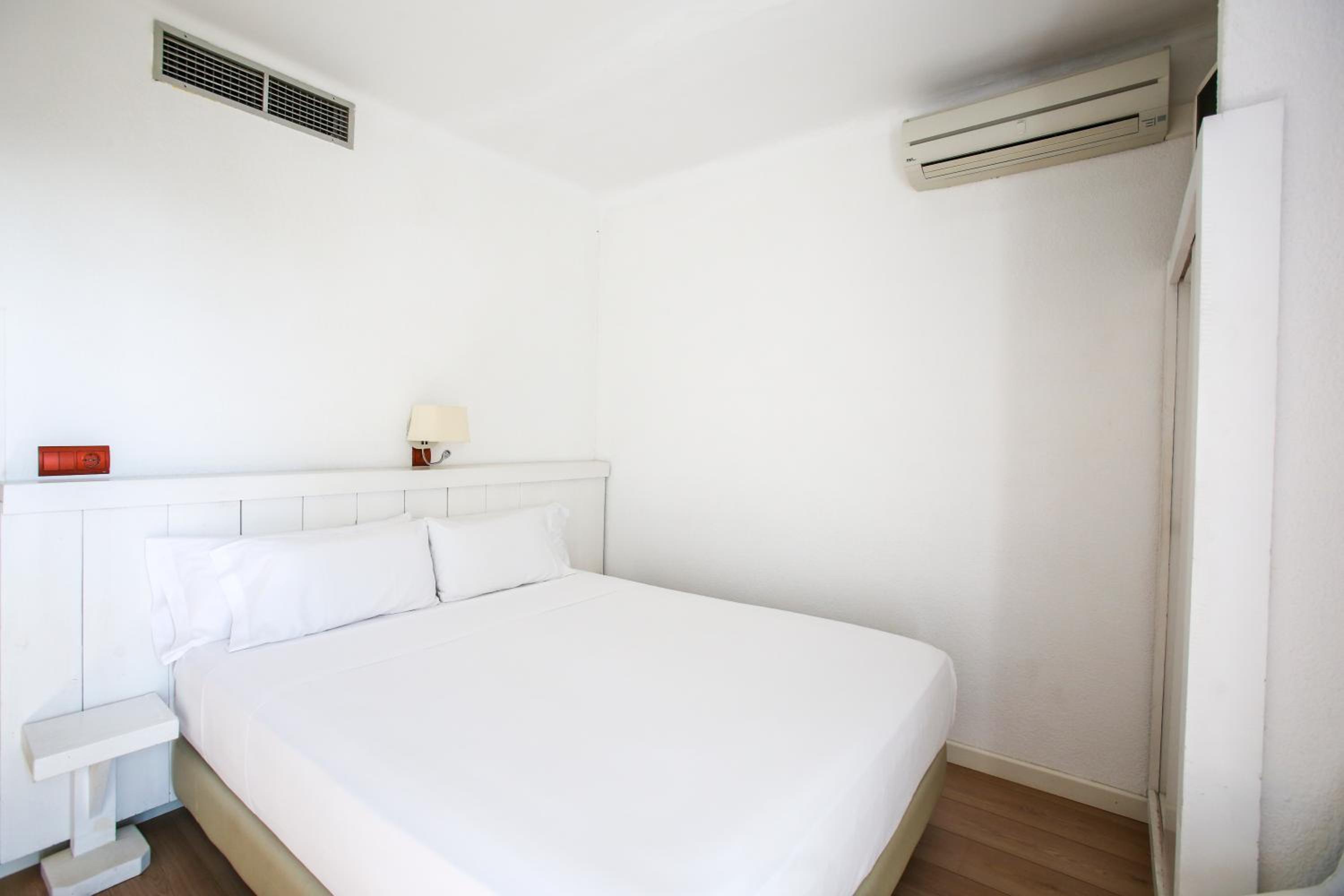Double or Twin Room with Sea View photo 3