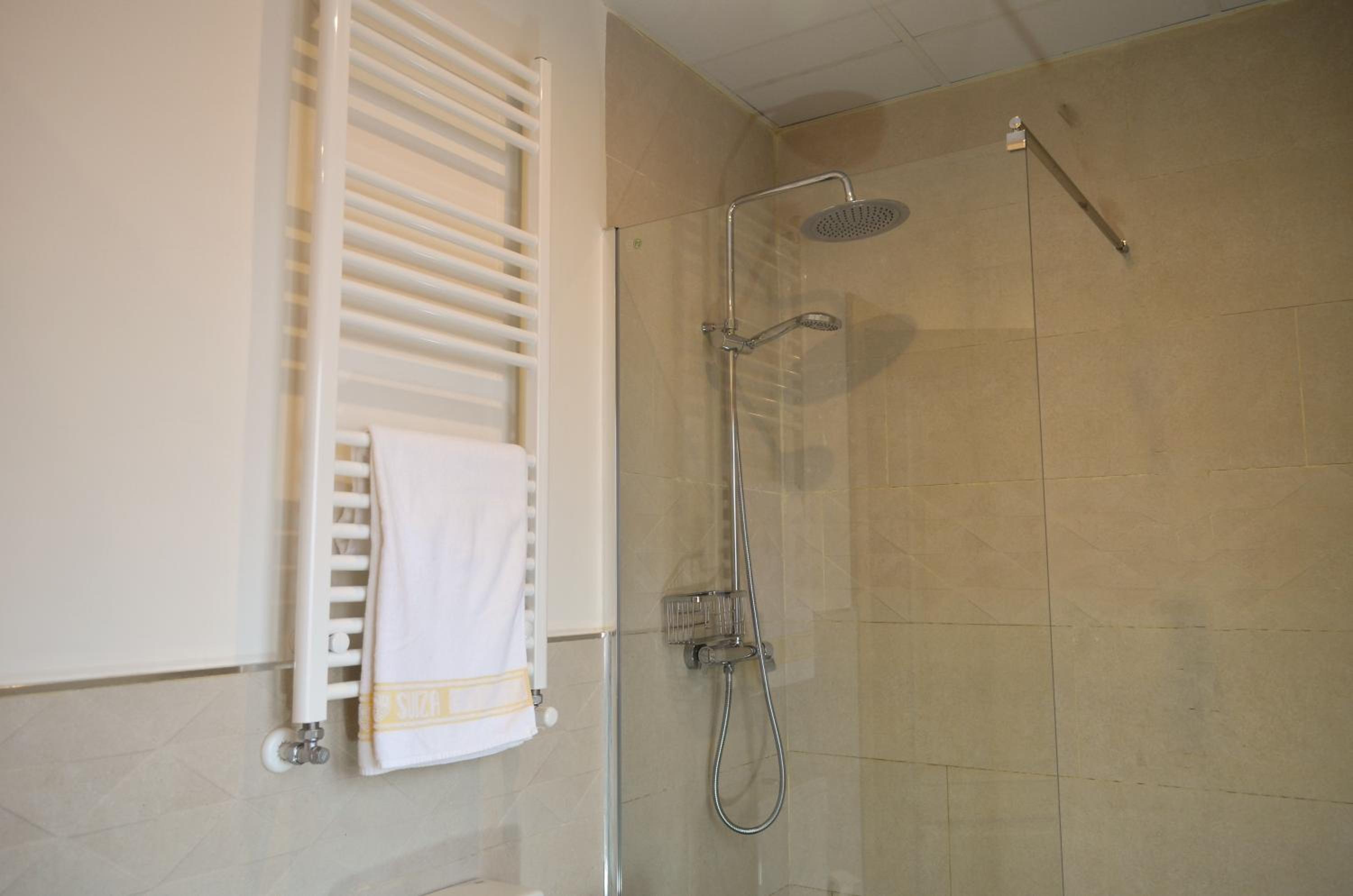 Twin Room - Photo 11