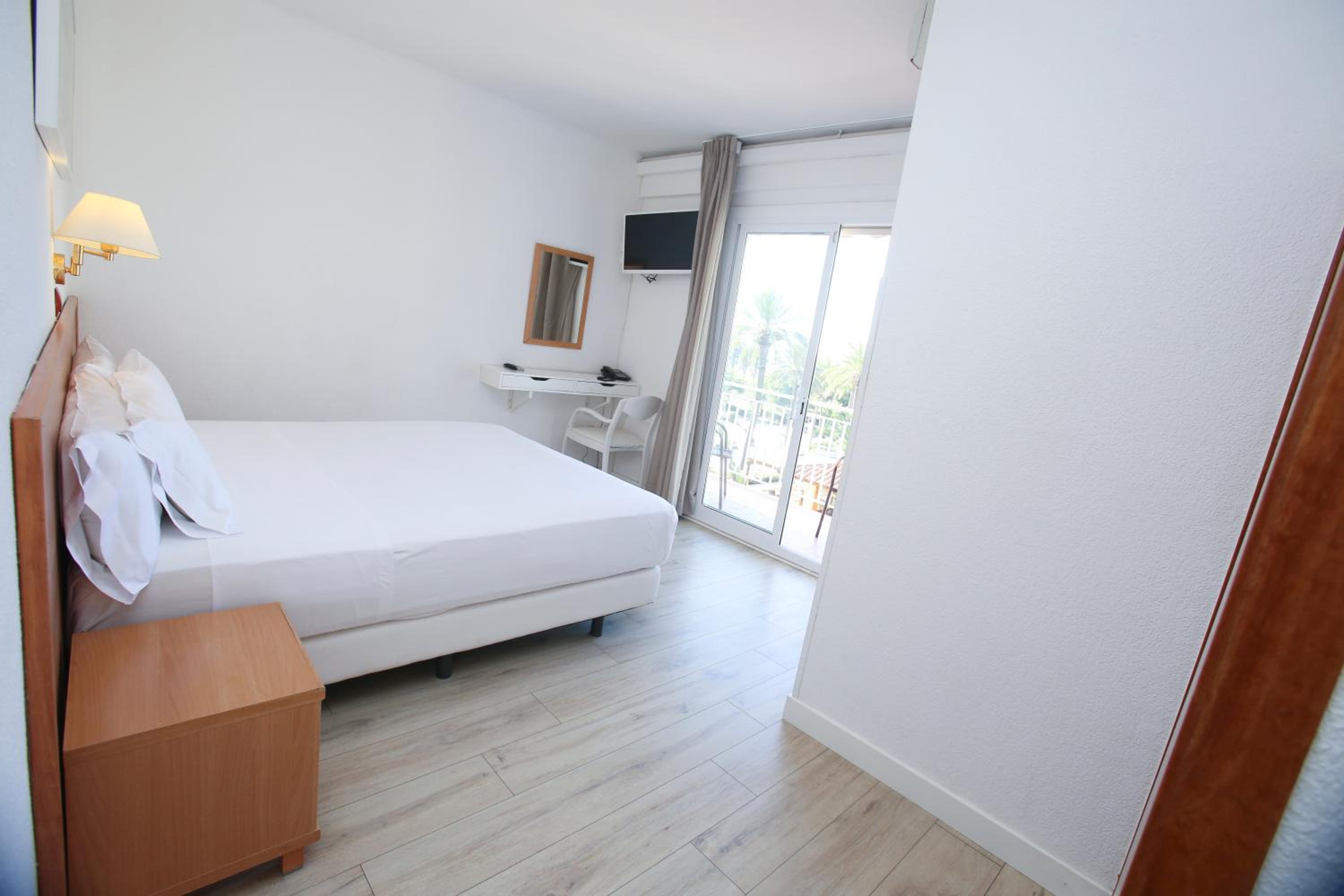 Habitación Doble o con Dos Camas con Vista Lateral al Mar.