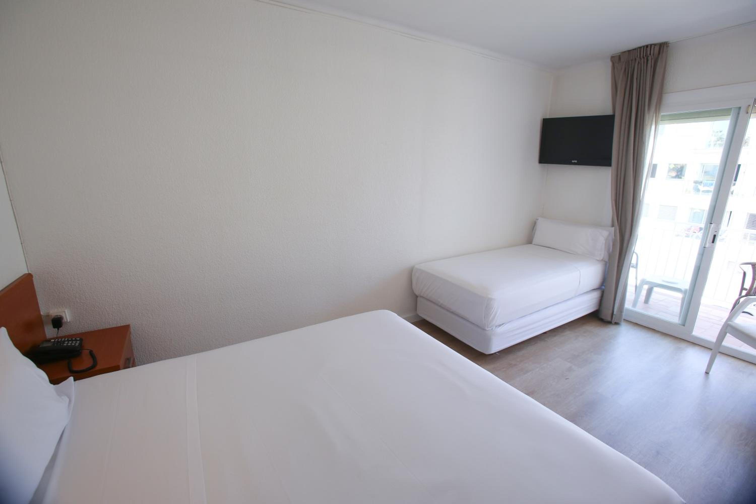 Triple Room with Side Sea View photo 2