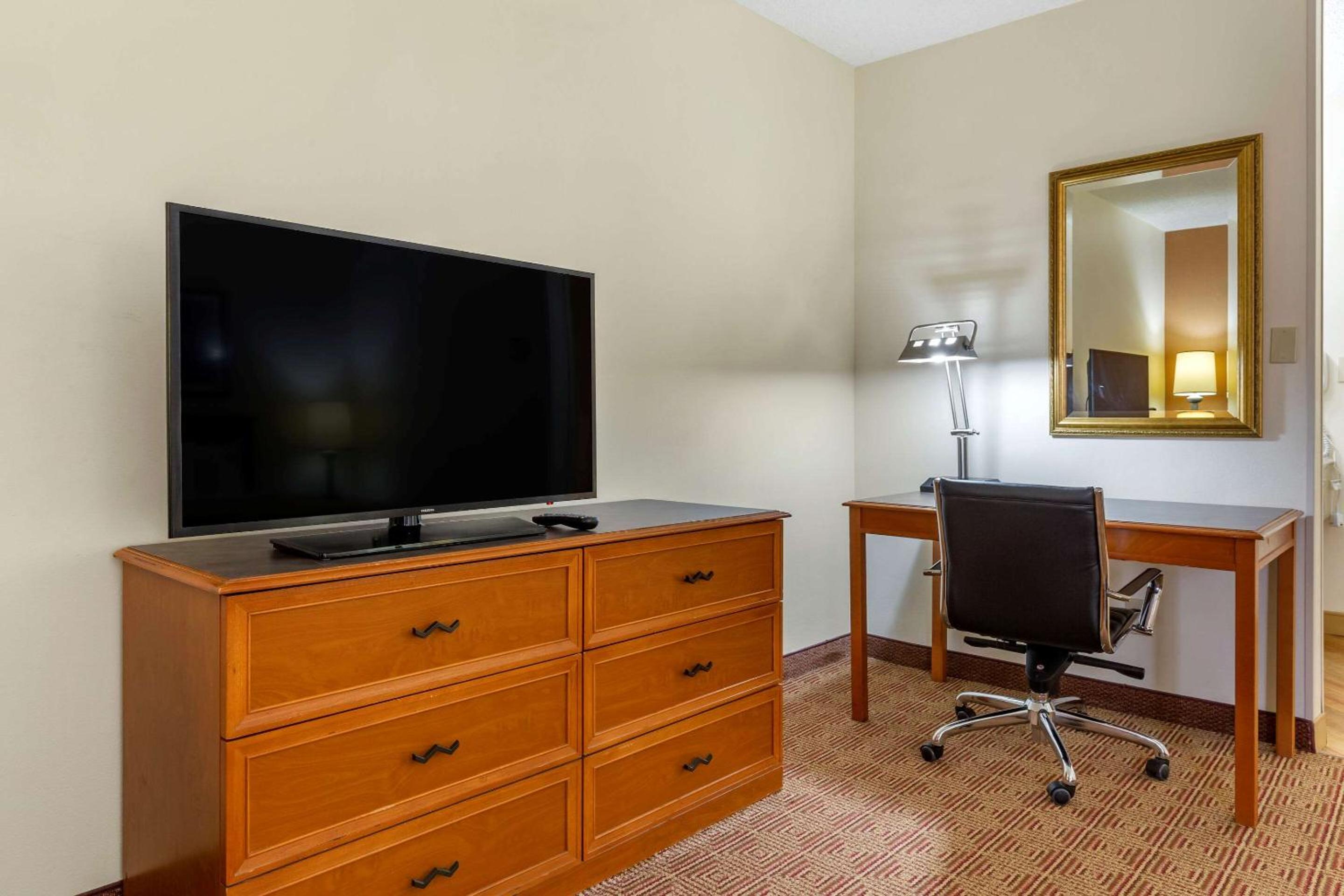 King Room with Sofa Bed - Non-Smoking - Photo 3